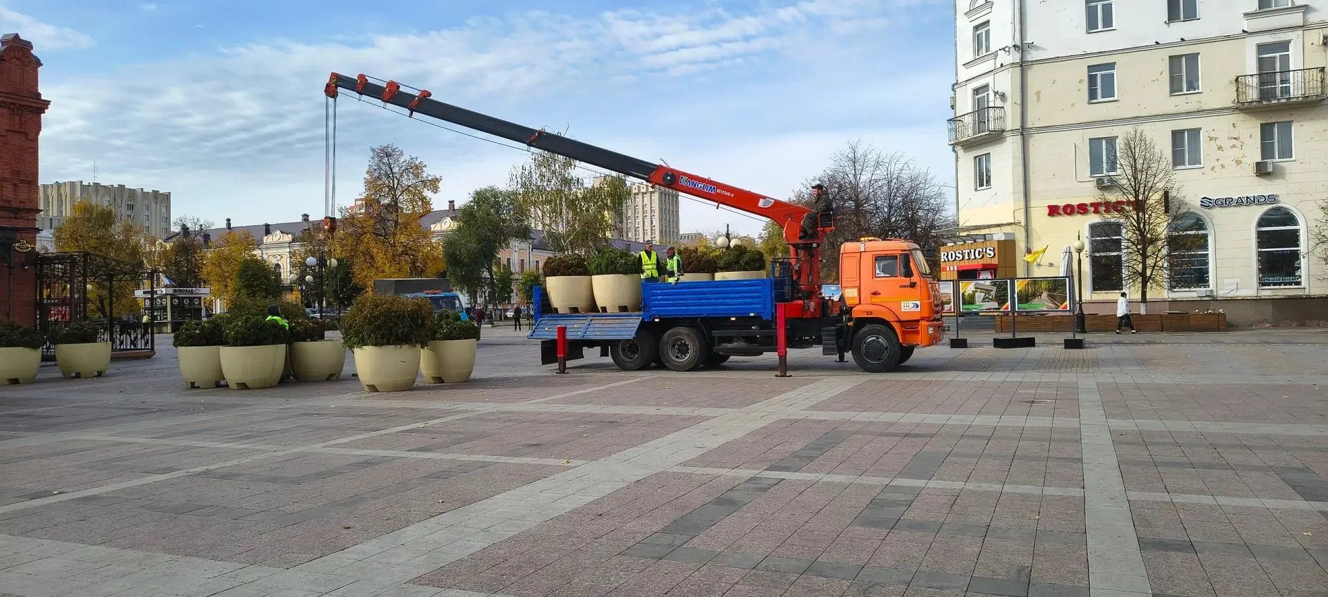 На площадь Ленина возвращают туи, которые из-за Дня города переставляли на Московскую.
