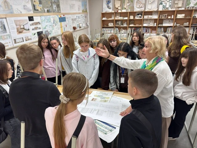 🎨 В СПАСКе прошла встреча со школьниками в рамках программы «Профориентация юных худож...