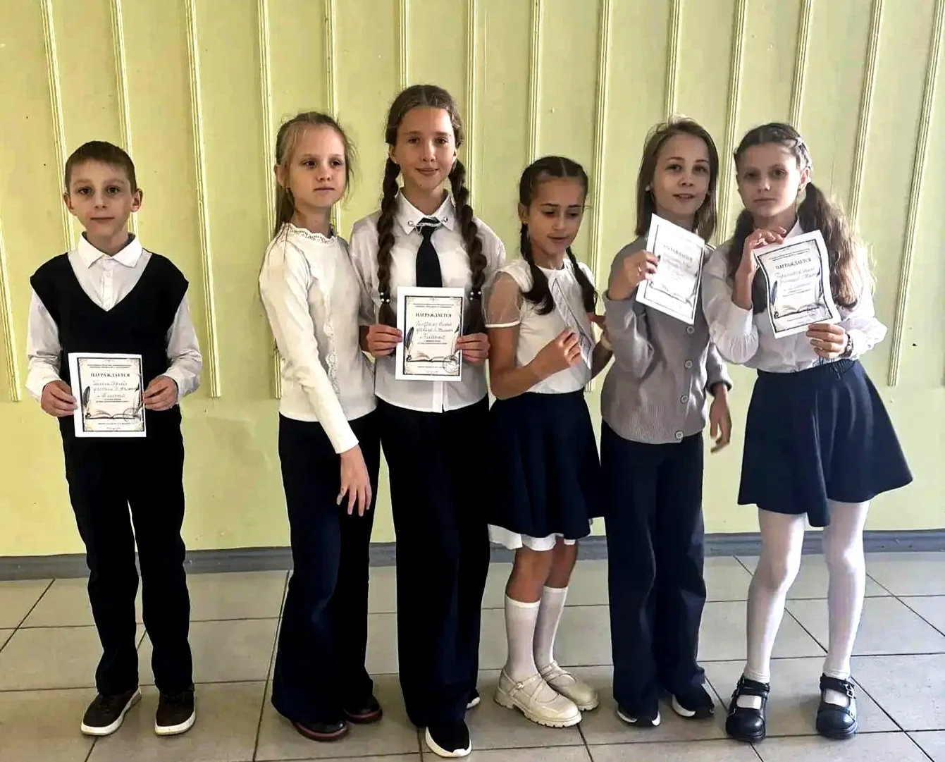 📚 2 октября в Гимназии N 2 ученики 5Ф класса приняли участие в конкурсе чтецов