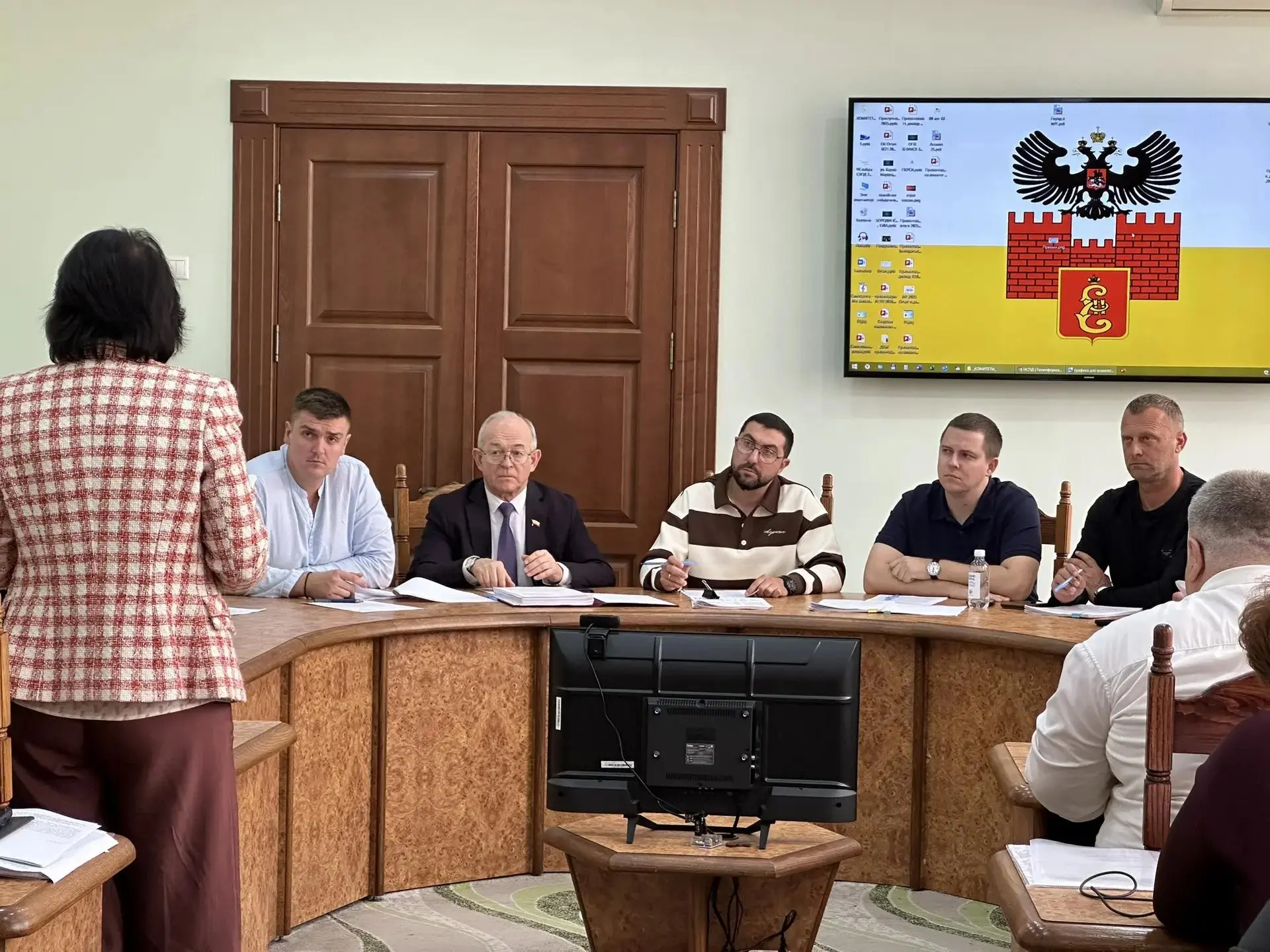 Провел совместное заседание четырех комитетов