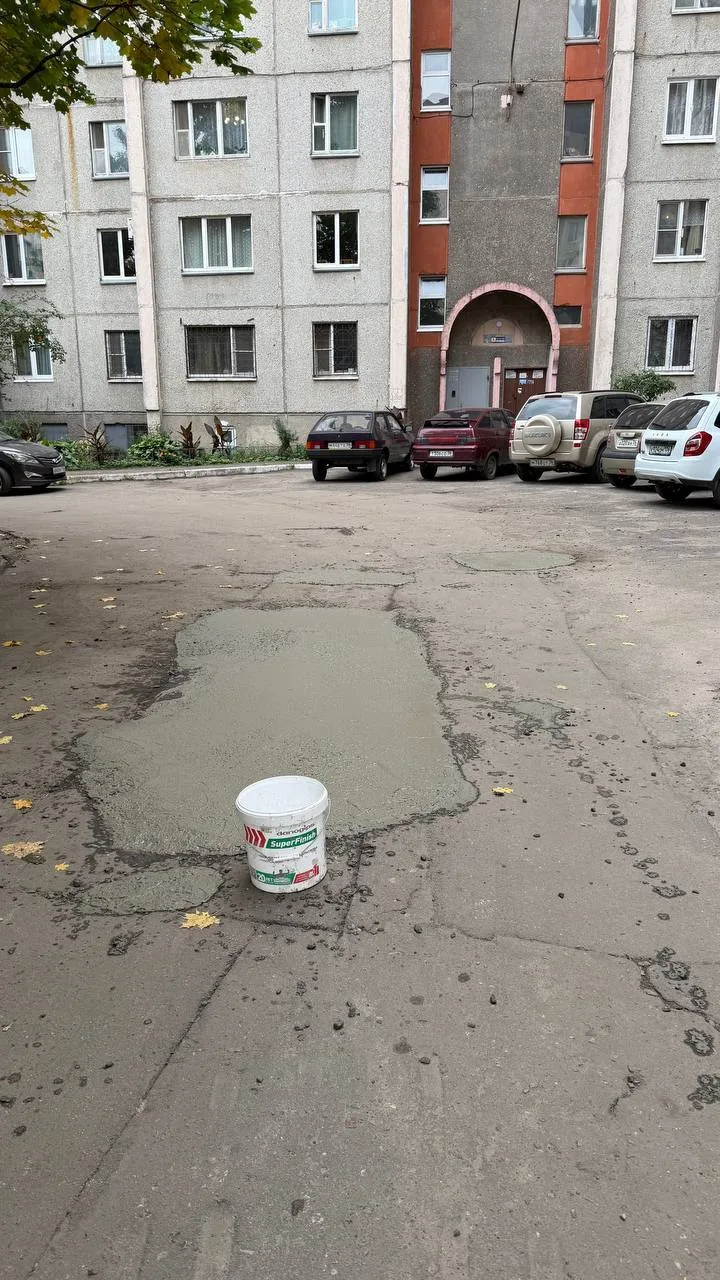 🚧 Воронежцы пожаловались на бетонные «лепёшки» во дворе двух многоэтажек.