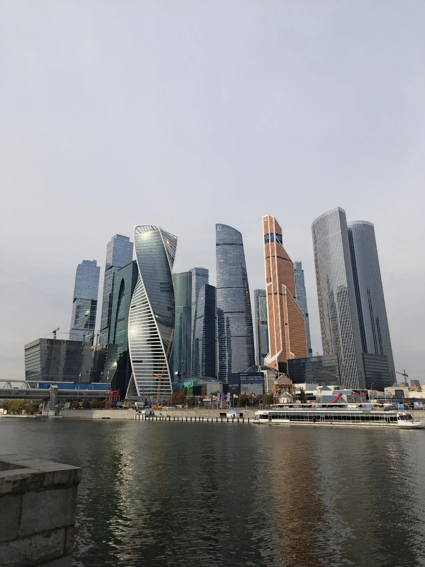 Вот такой простой, но в тоже время интересный открывается ракурс на деловой центр «Моск...