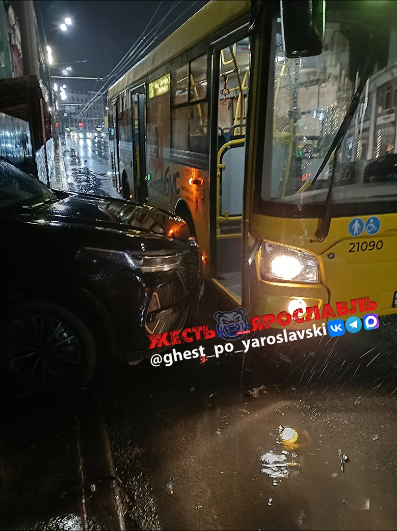 Встретились как-то внедорожник и Яавтобус😮