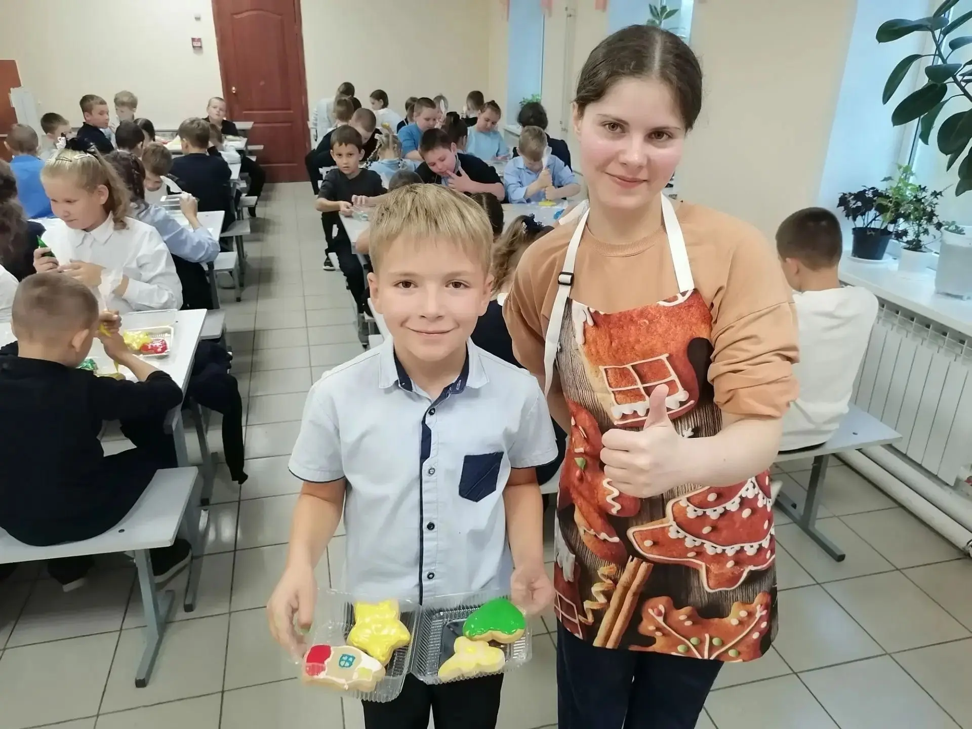 Сладкий подарок для папы: в школе №5 прошел мастер-класс ко Дню отца