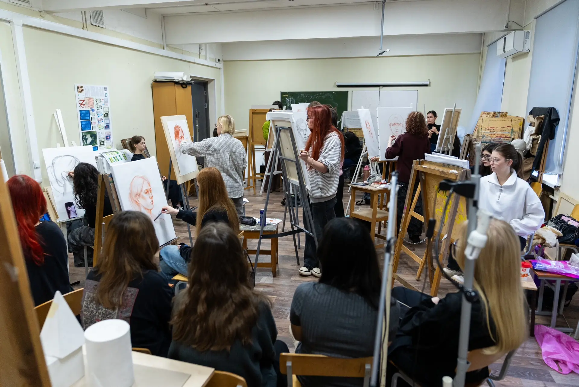 🎨 Студенты факультета дизайна МГУТУ приняли участие в мастер-классе по академическому ...