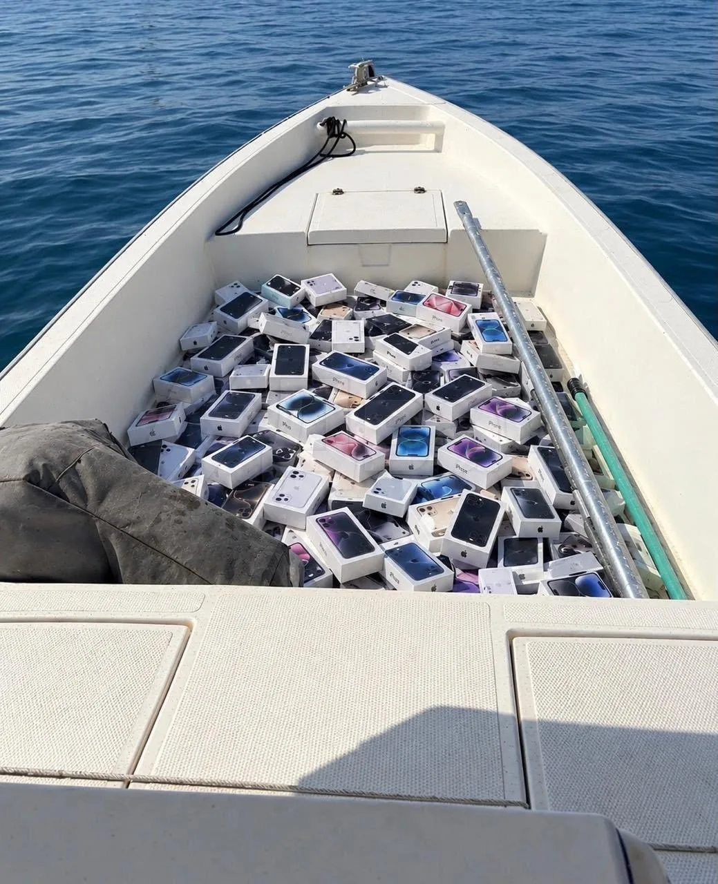 ❗️Иран подбил сухогруз с iPhone в Ормузском проливе — местные рыбаки начали вылавливать...