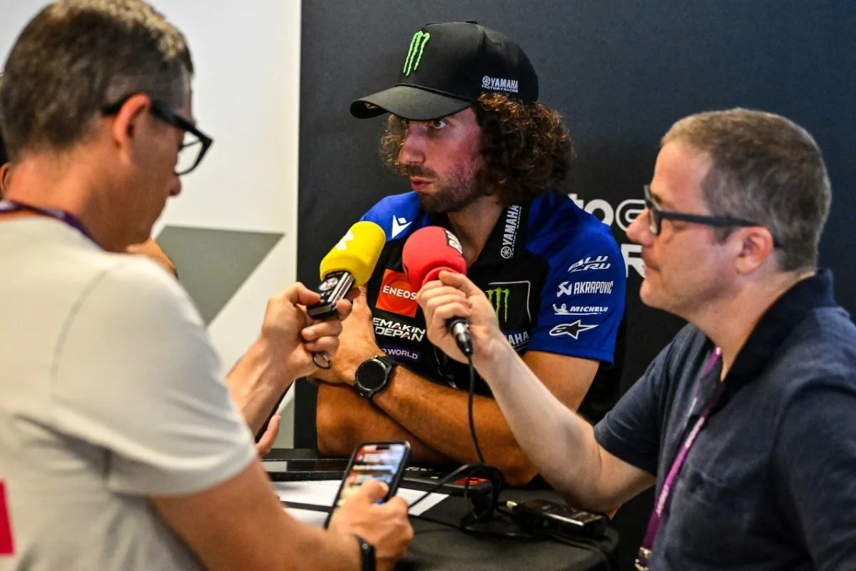 Не тому показал: пилоту MotoGP Алексу Ринсу пообещали отрезать голову за неприличный жест