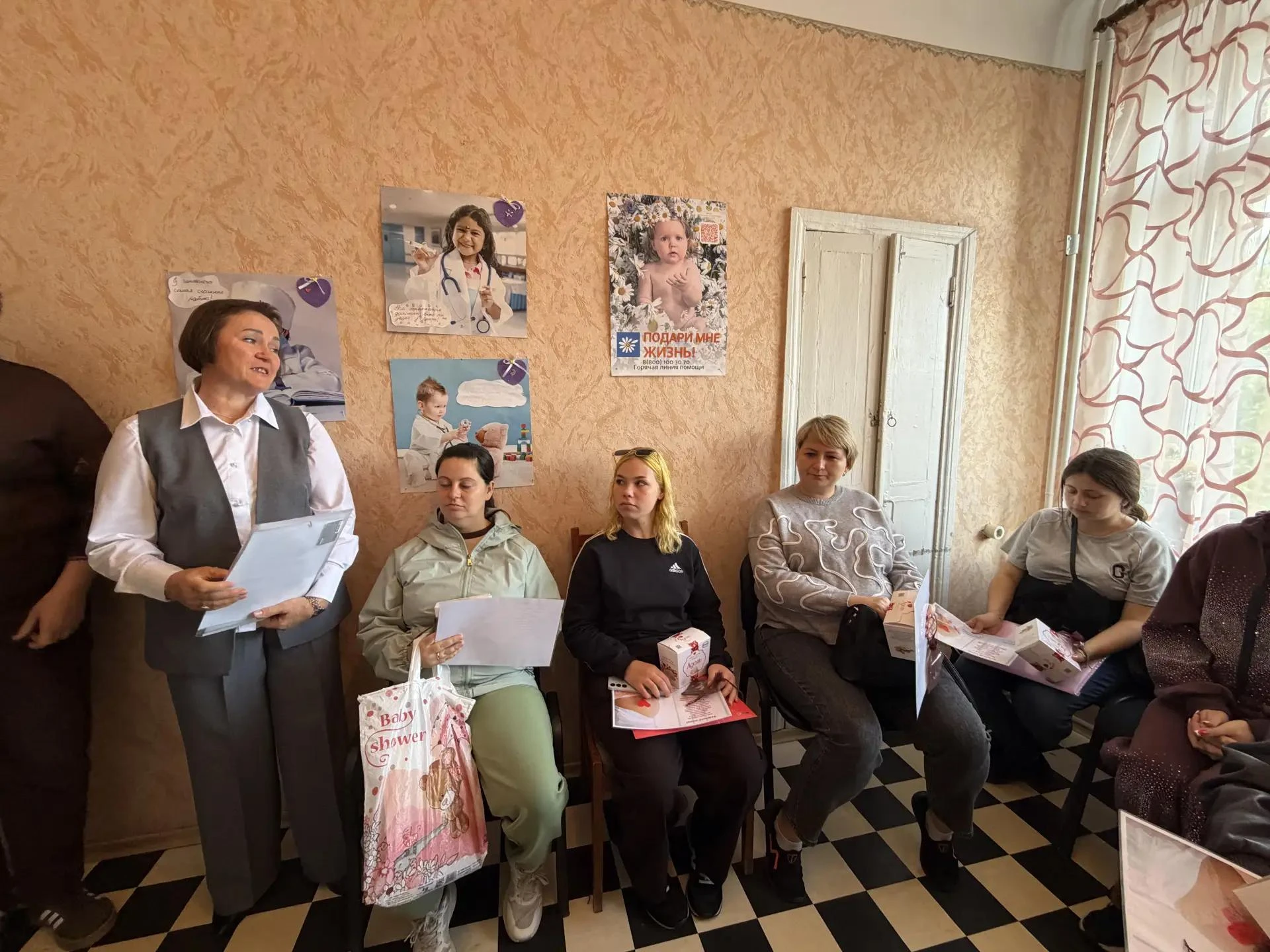 7 октября в День беременных представитель Володарского районного отдела ЗАГС встретилас...