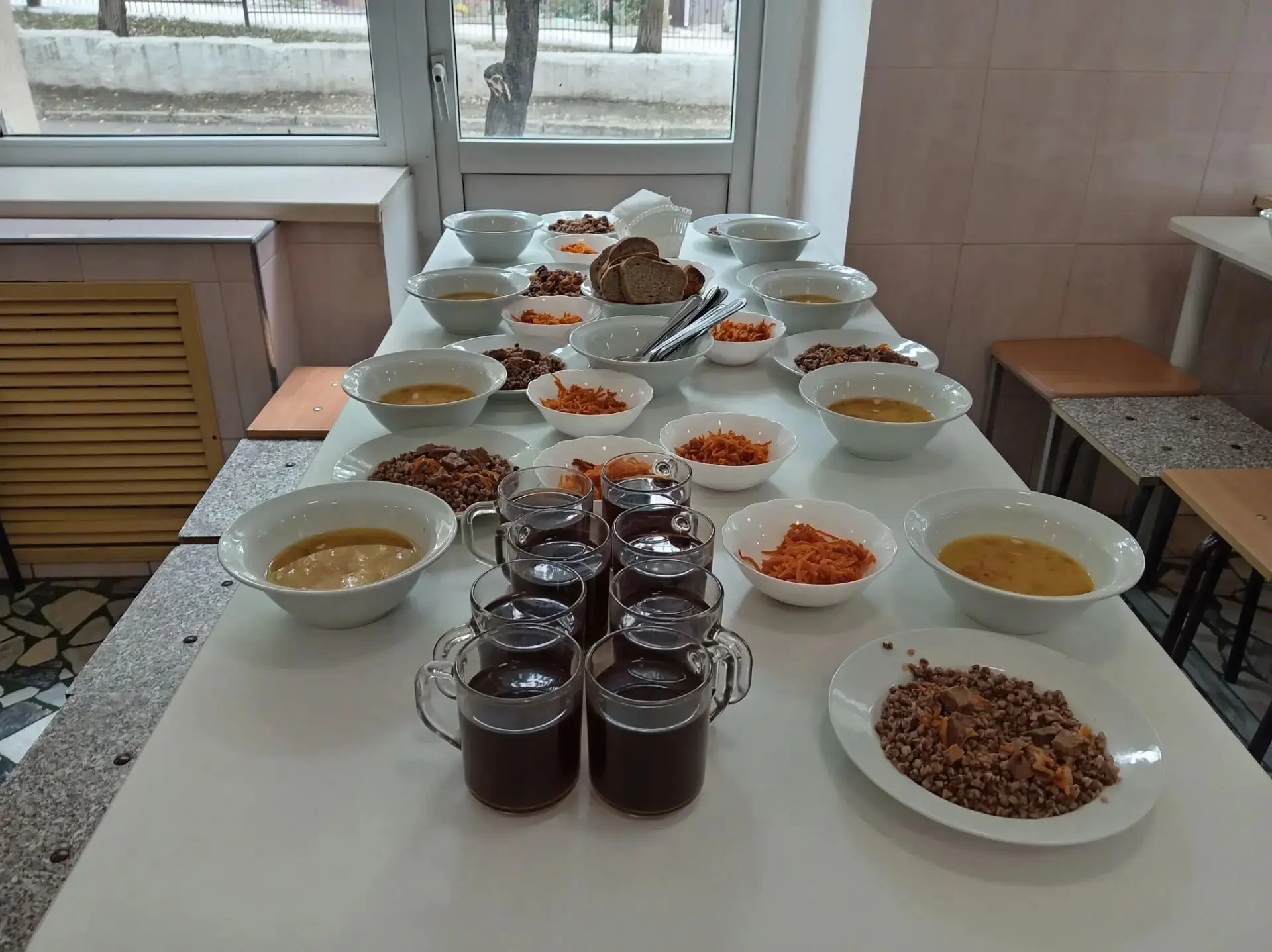 🍽️ Сытный и полезный обед в нашей столовой! 💛