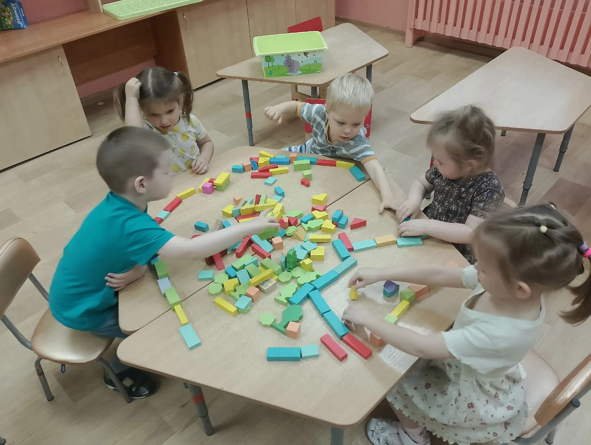 🚗Конструирование помогает малышам 2 младшей группы в развитии базовых сенсорных, конст...