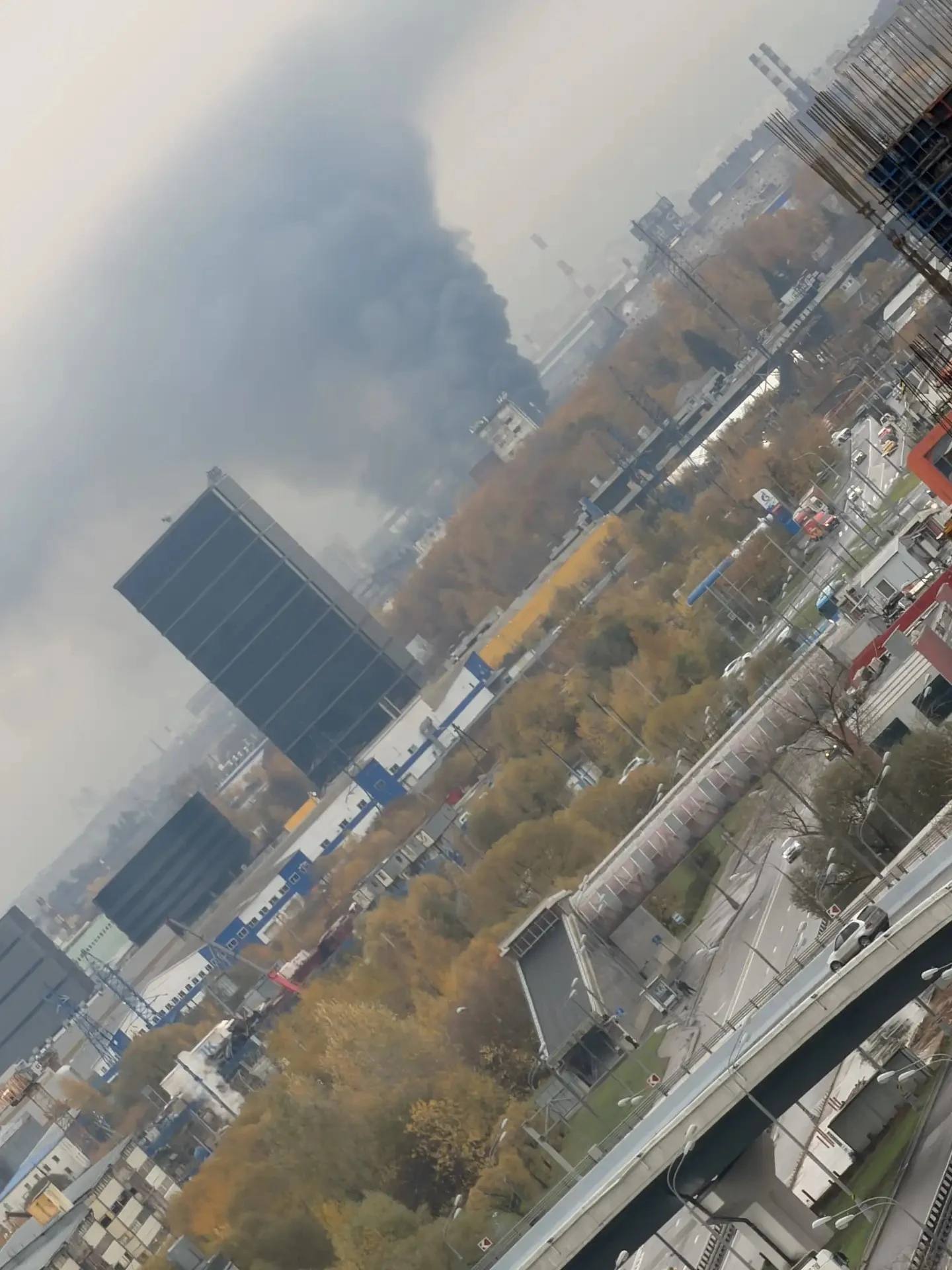 🚒 В соседнем Подольске при пожаре в ангаре пострадал человек.