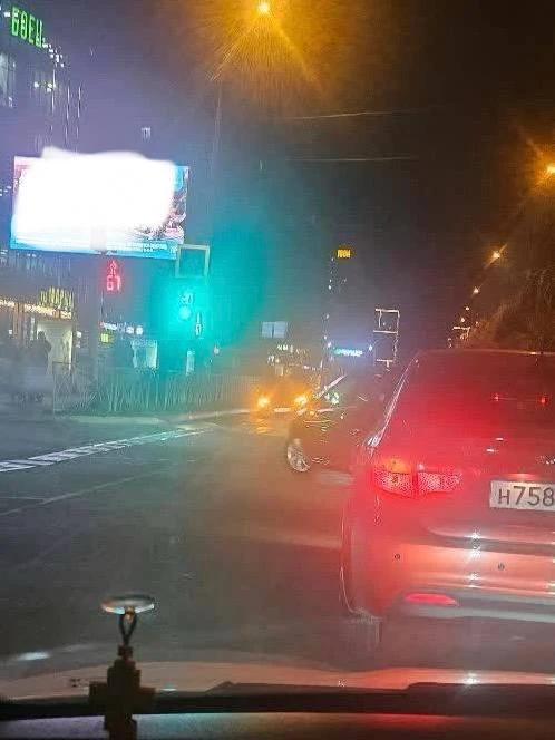 Второй день подряд на перекрёстке Тухачевского и Рогожникова проваливаются машины.