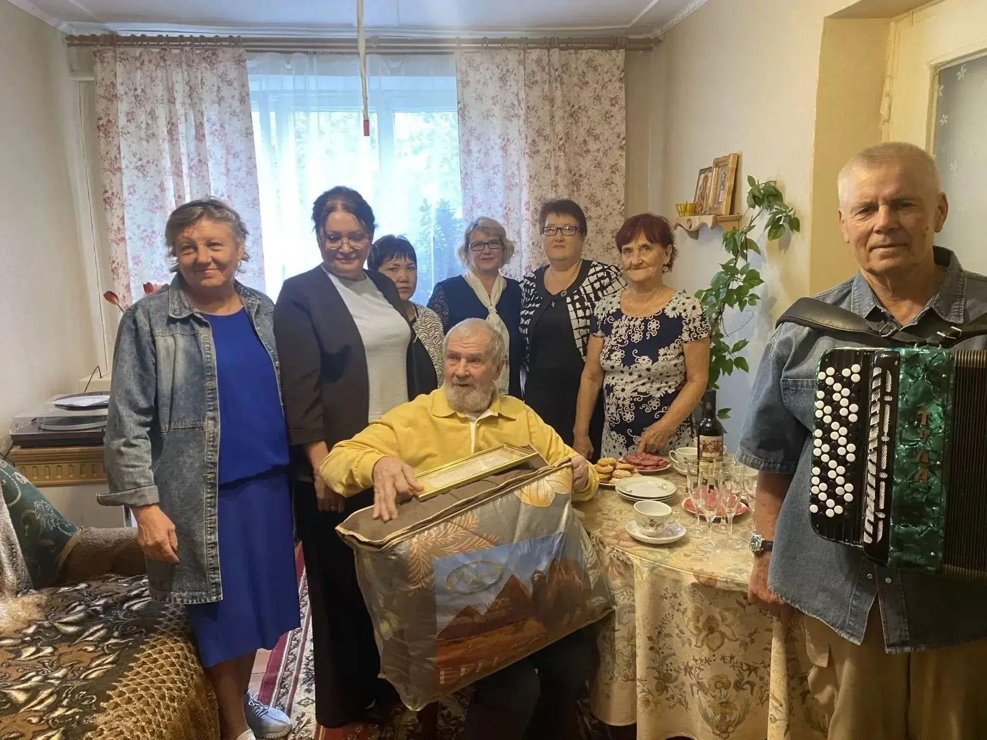 С уважением к возрасту и труду: поздравили юбиляра в  х.Варламов!