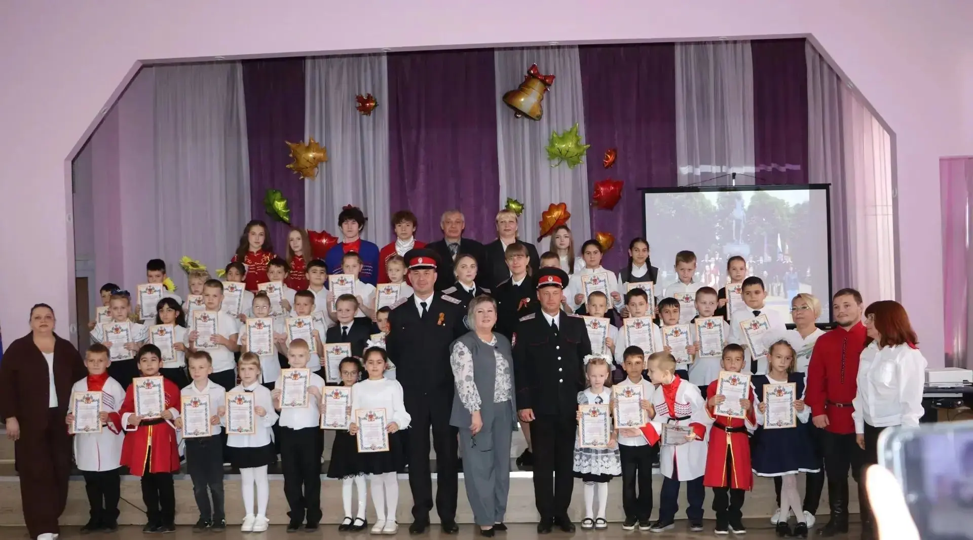 Торжественное посвящение в казачата в школе № 6 станицы Тбилисской