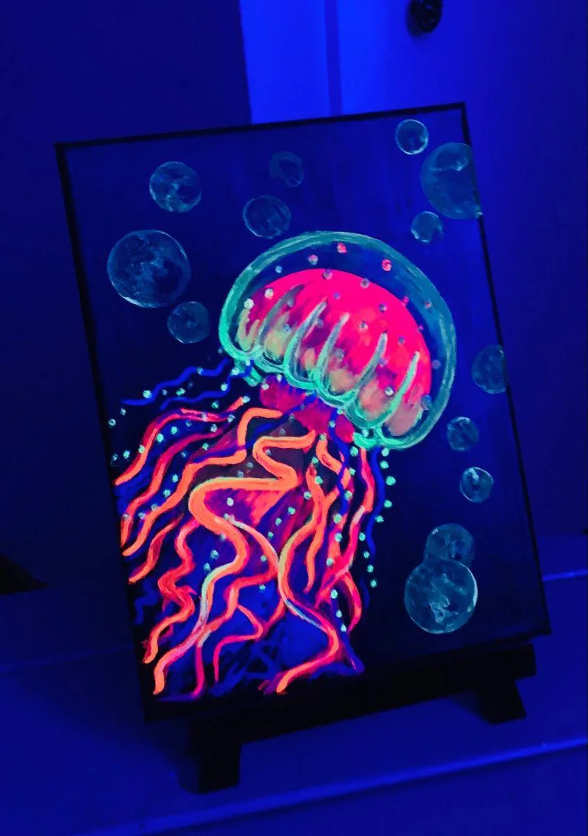 Роспись холстов неоновой краской🎨