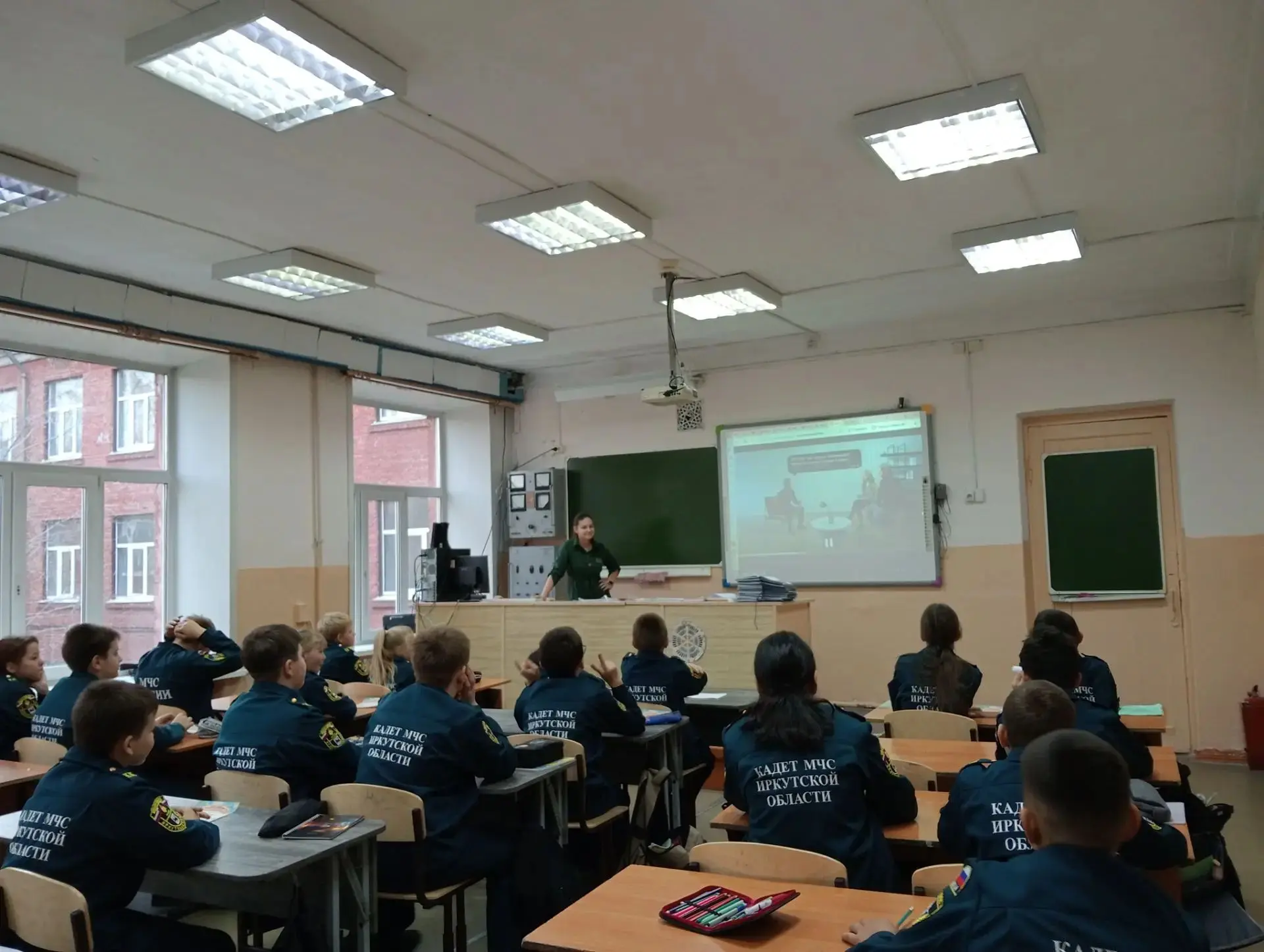🇷🇺 Новая учебная неделя в школе №66 началась с торжественной линейки и выноса флагов!