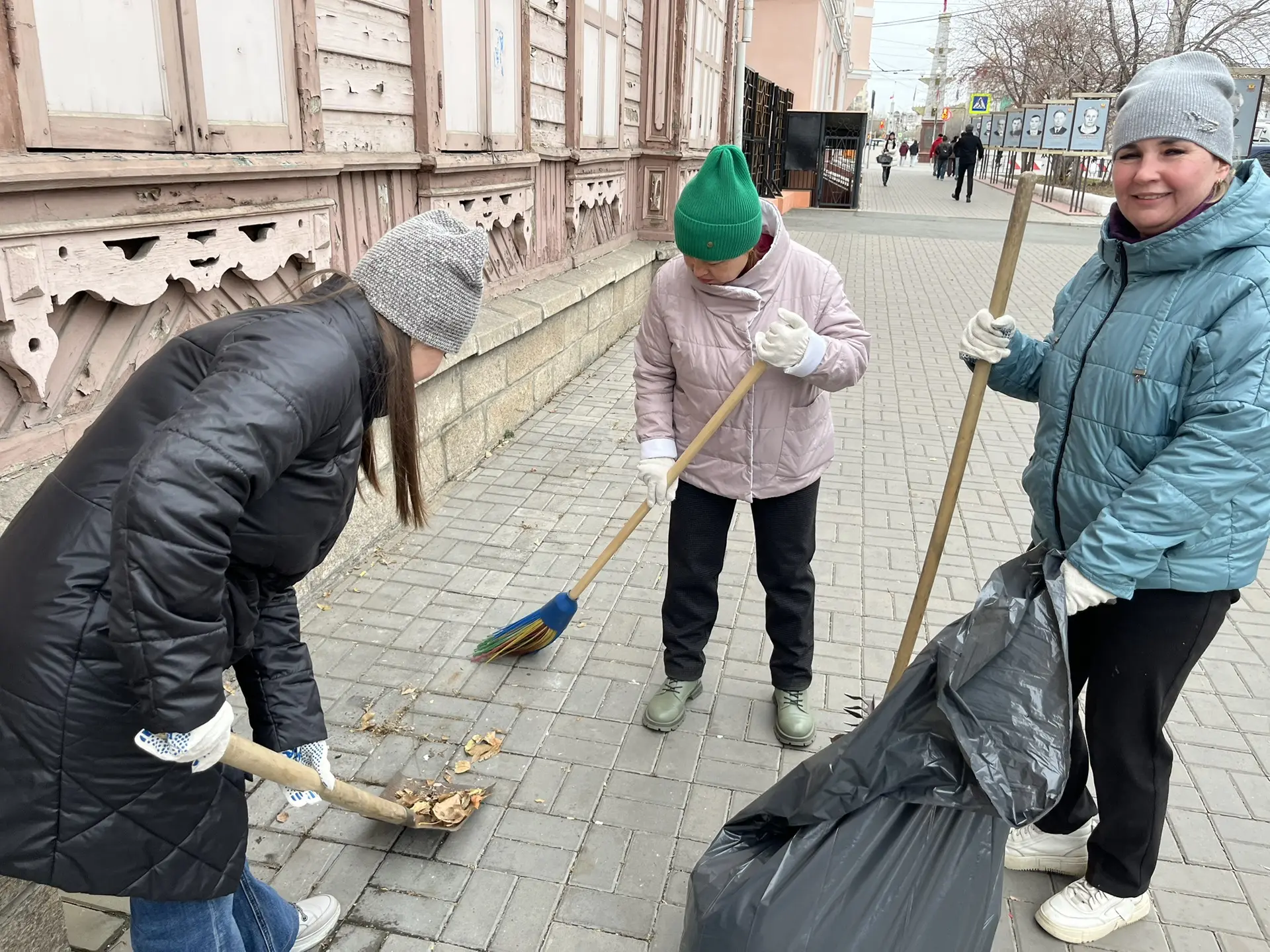 В уборке улиц краевого центра в рамках мероприятий по санитарной очистке принимает учас...