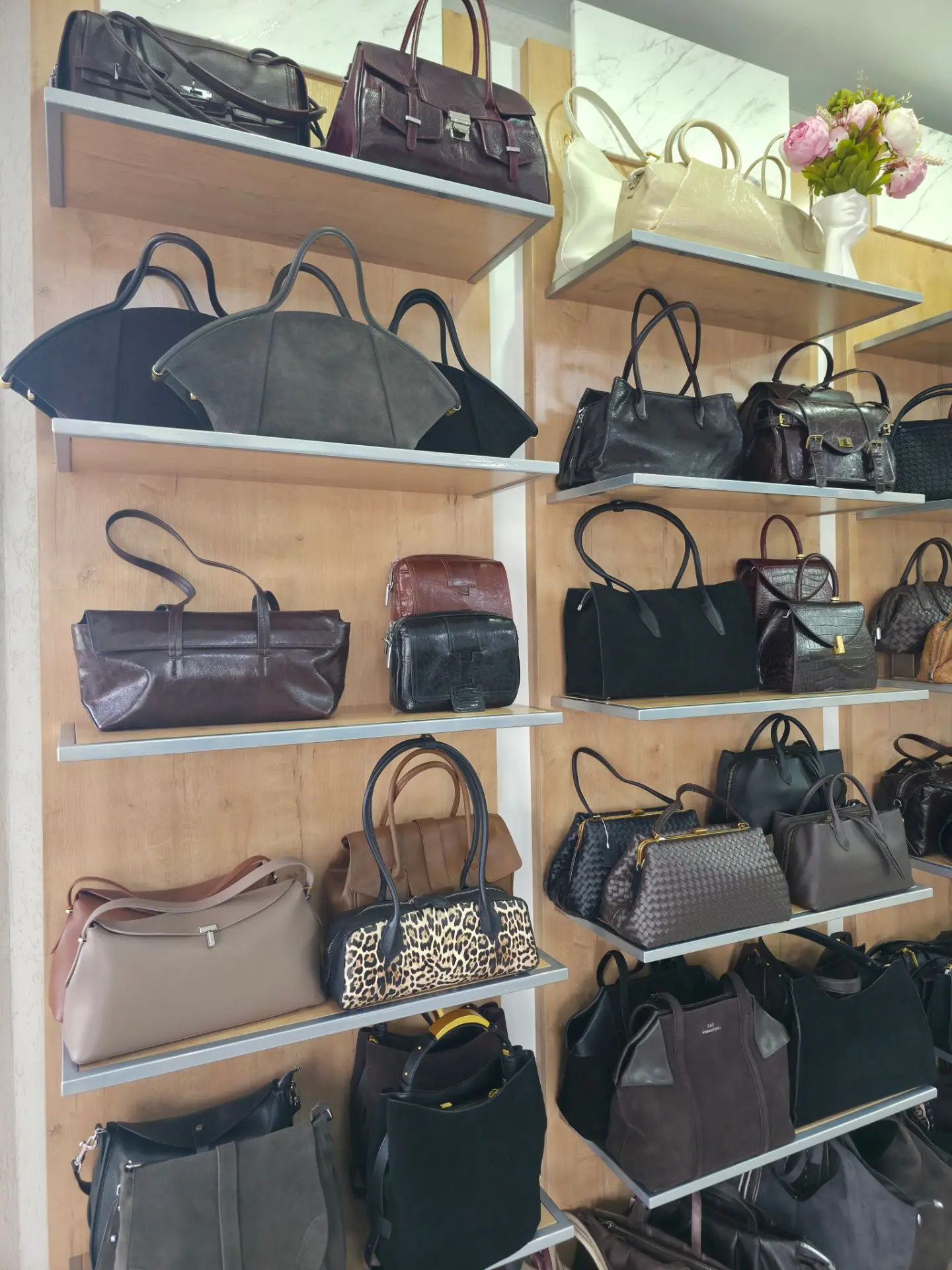 🍂🧥 Наша стильная осенняя коллекция сумок уже в магазине! 👜