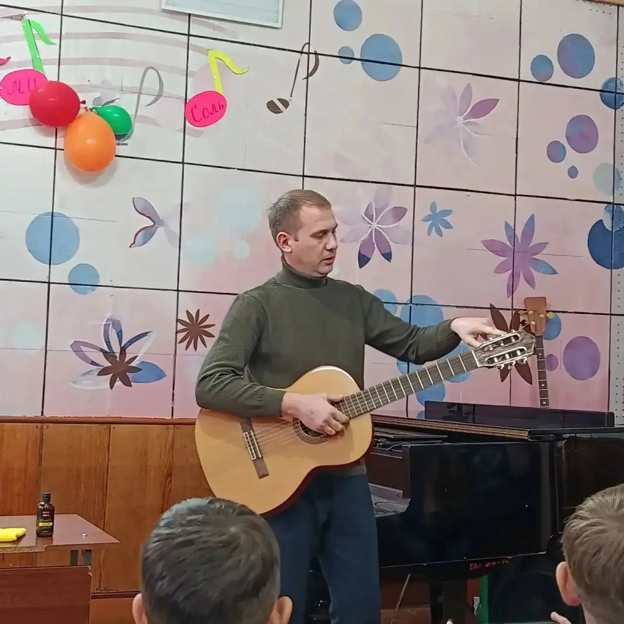 🎸 Секреты «гитарных докторов»: в ДШИ имени Н.И. Верхотурова прошёл интерактивный масте...