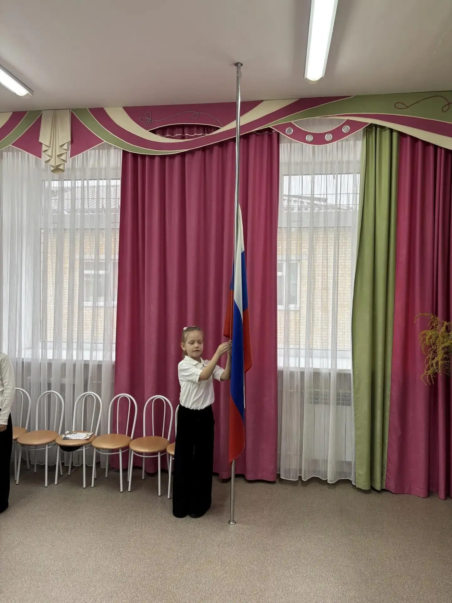 Понедельник в нашей школе начался с особенной атмосферы — торжественной и по-настоящему...
