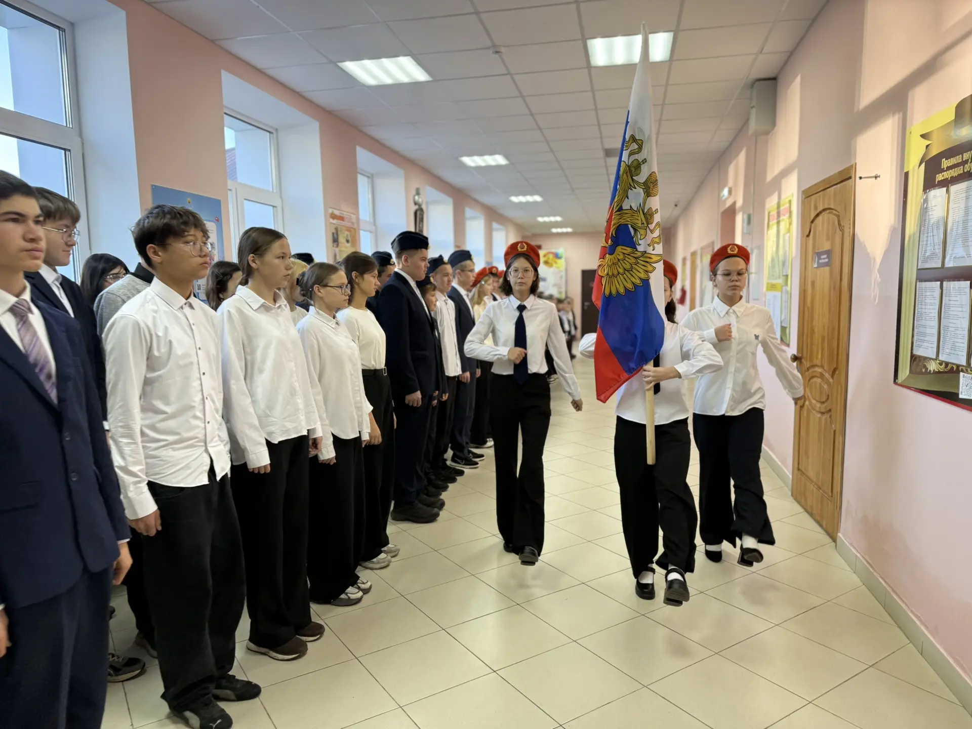 🇷🇺Утро понедельника в нашей школе традиционно началось с церемонии вноса флага Россий...