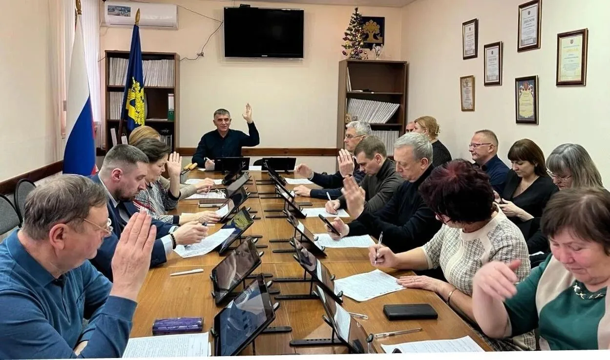 ДУМЫ НА МЕСТАХ