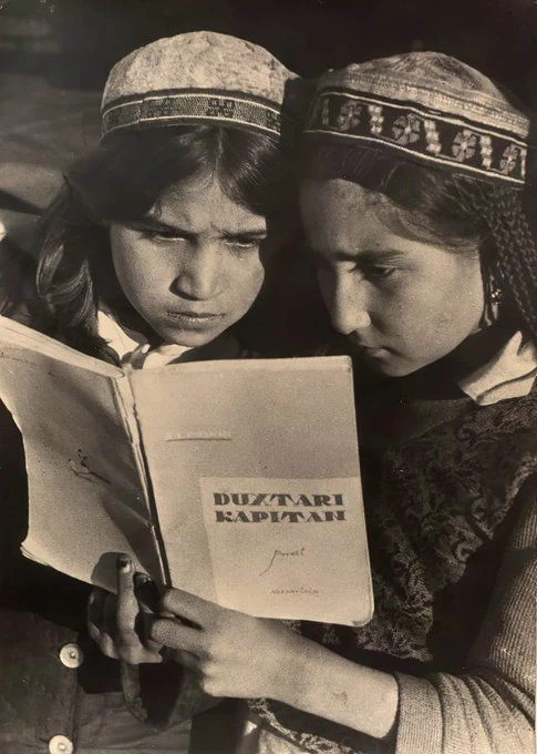 Девочки читают "Капитанскую дочку" А.С.Пушкина. Таджикская  ССР, 1930е г.