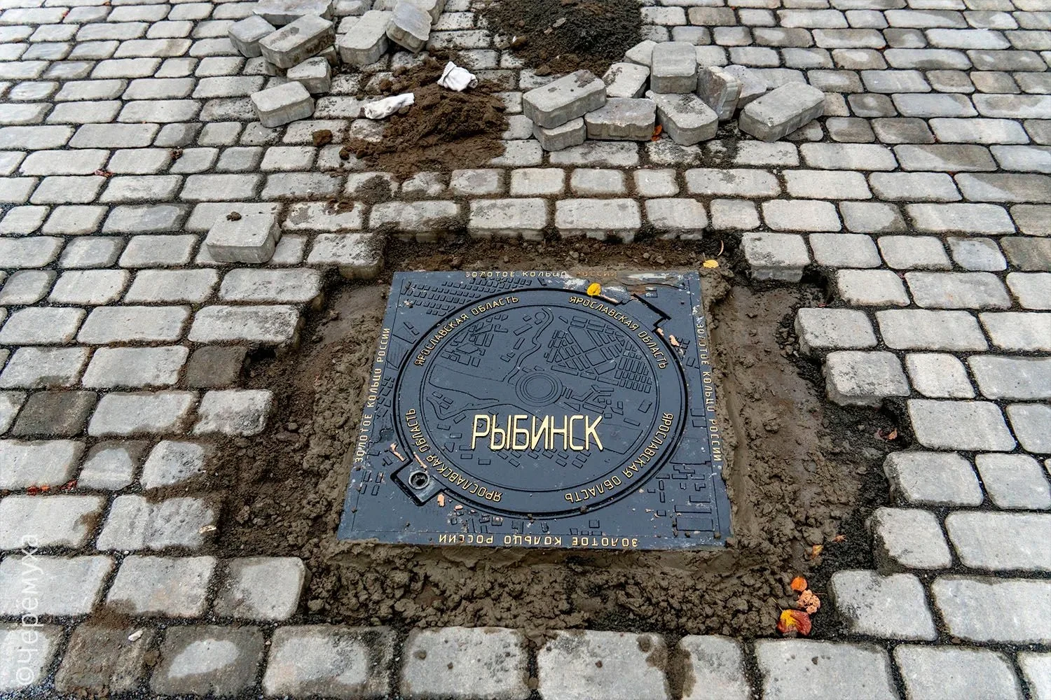В центре Рыбинска начали устанавливать новые эксклюзивные крышки люков. Десятого октябр...