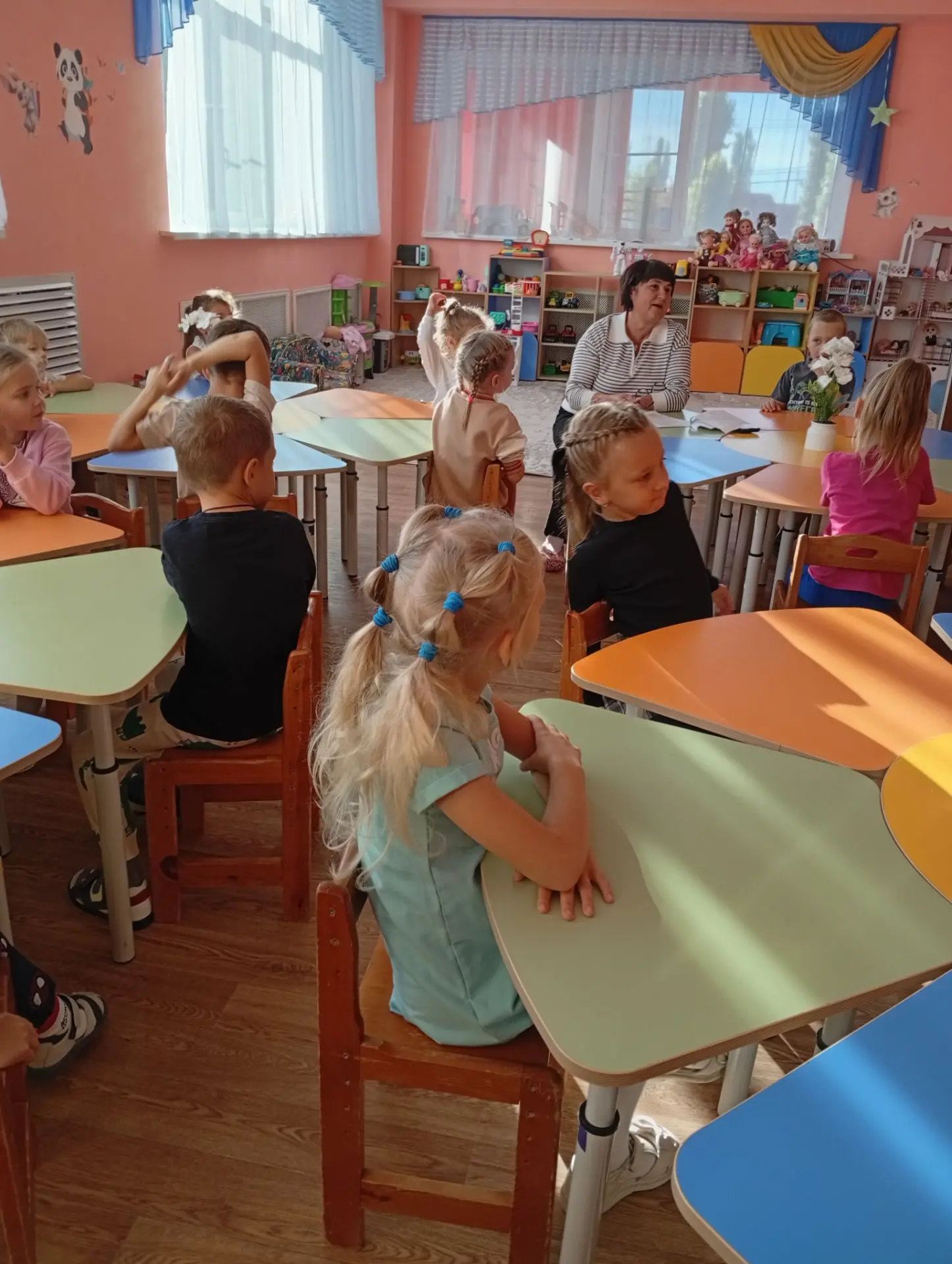 8 октября в группу "Гномики" приходила  библиотекарь Инна Александровна. Дети окунулись...