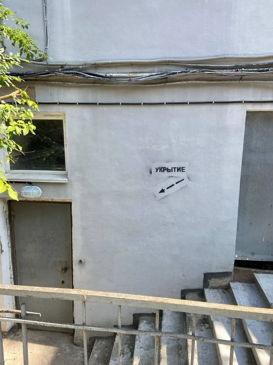 👀 Во Владивостоке на домах появились указатели, где можно переждать возможные атаки.