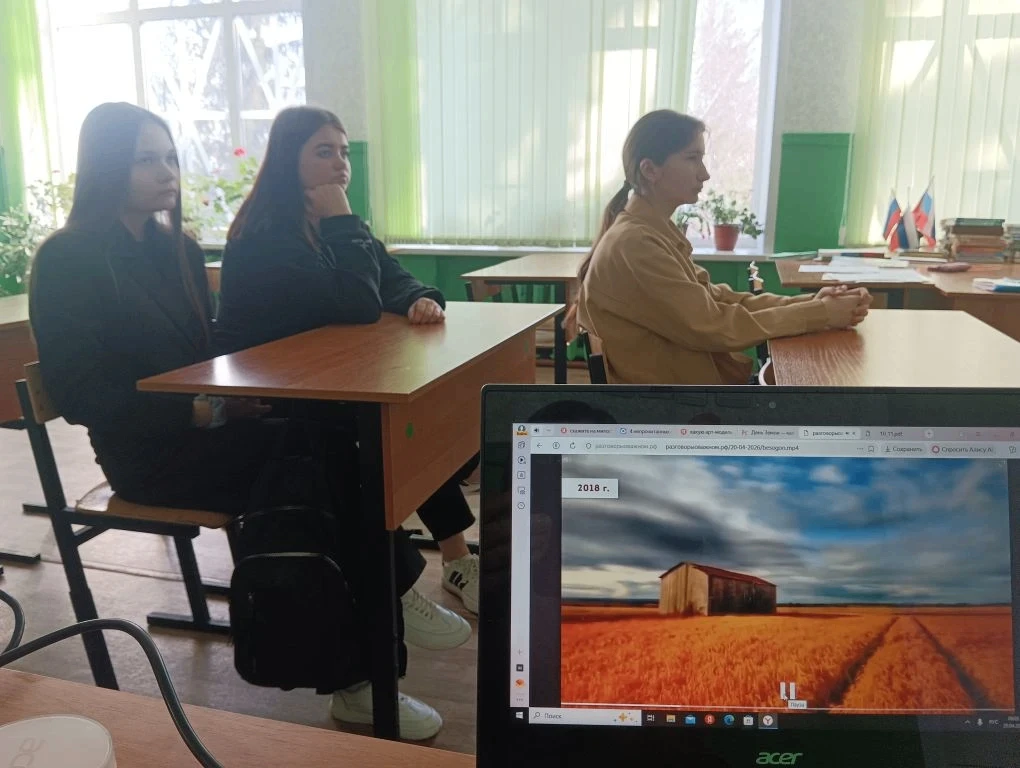 Новая рабочая неделя в нашей школе традиционно началась с линейки , посвящённой подняти...