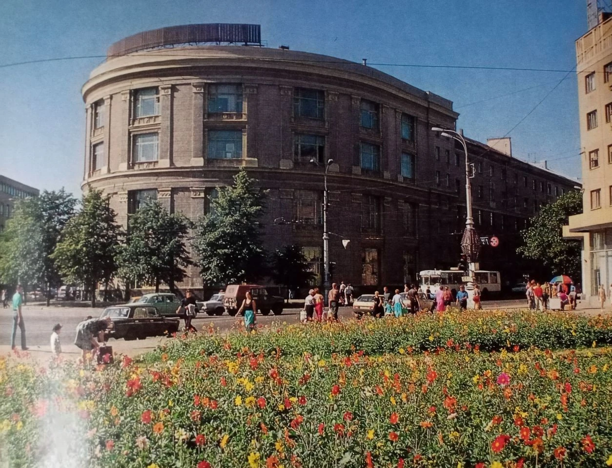 🧐 Бильярд для продавцов и глажка одежды перед выдачей — чем удивлял воронежский «Утюжо...