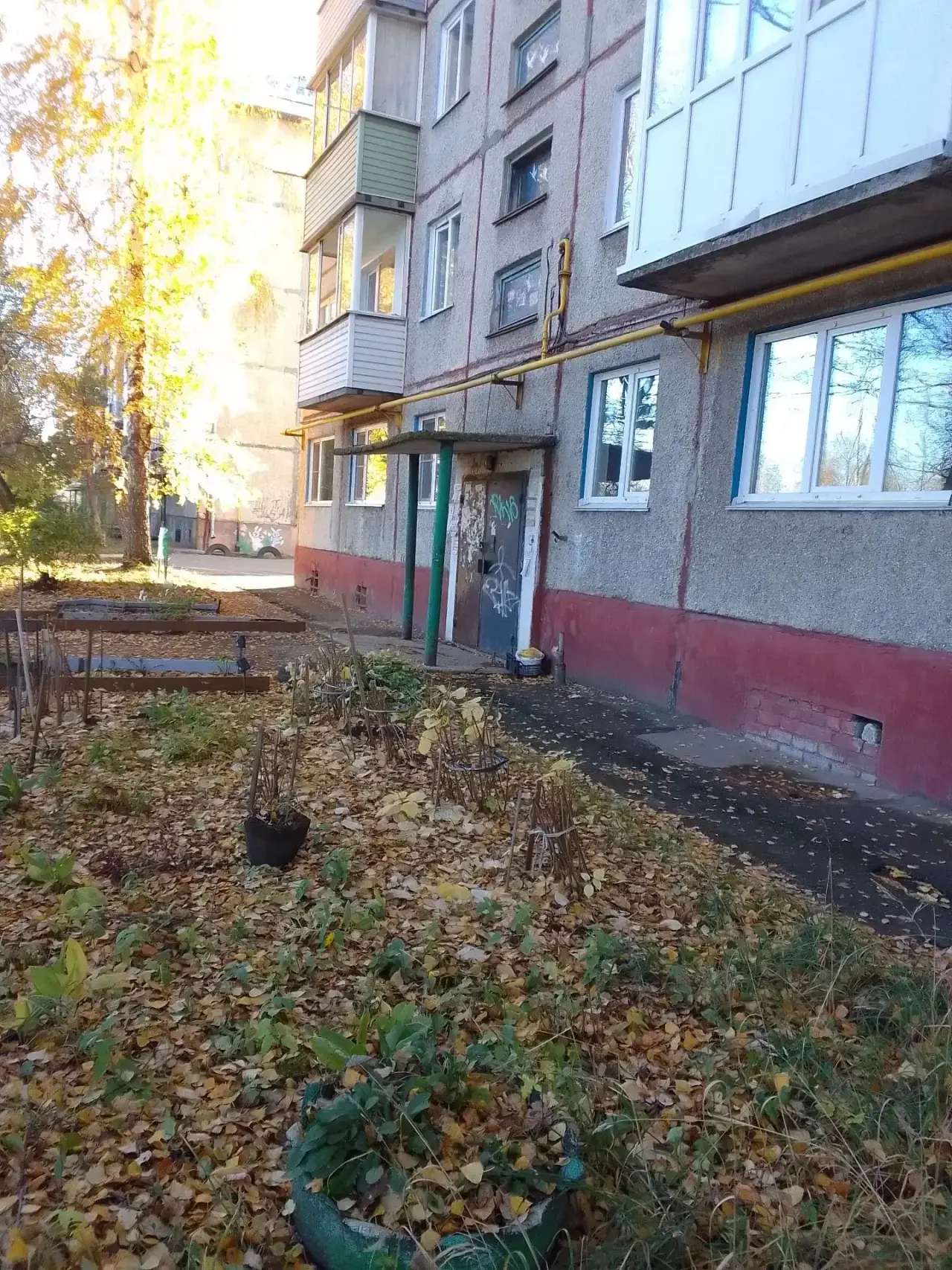 🚧 Демонтаж аварийных карнизов: ул. Космонавтов, 14 (подъезды 1, 2, 6).