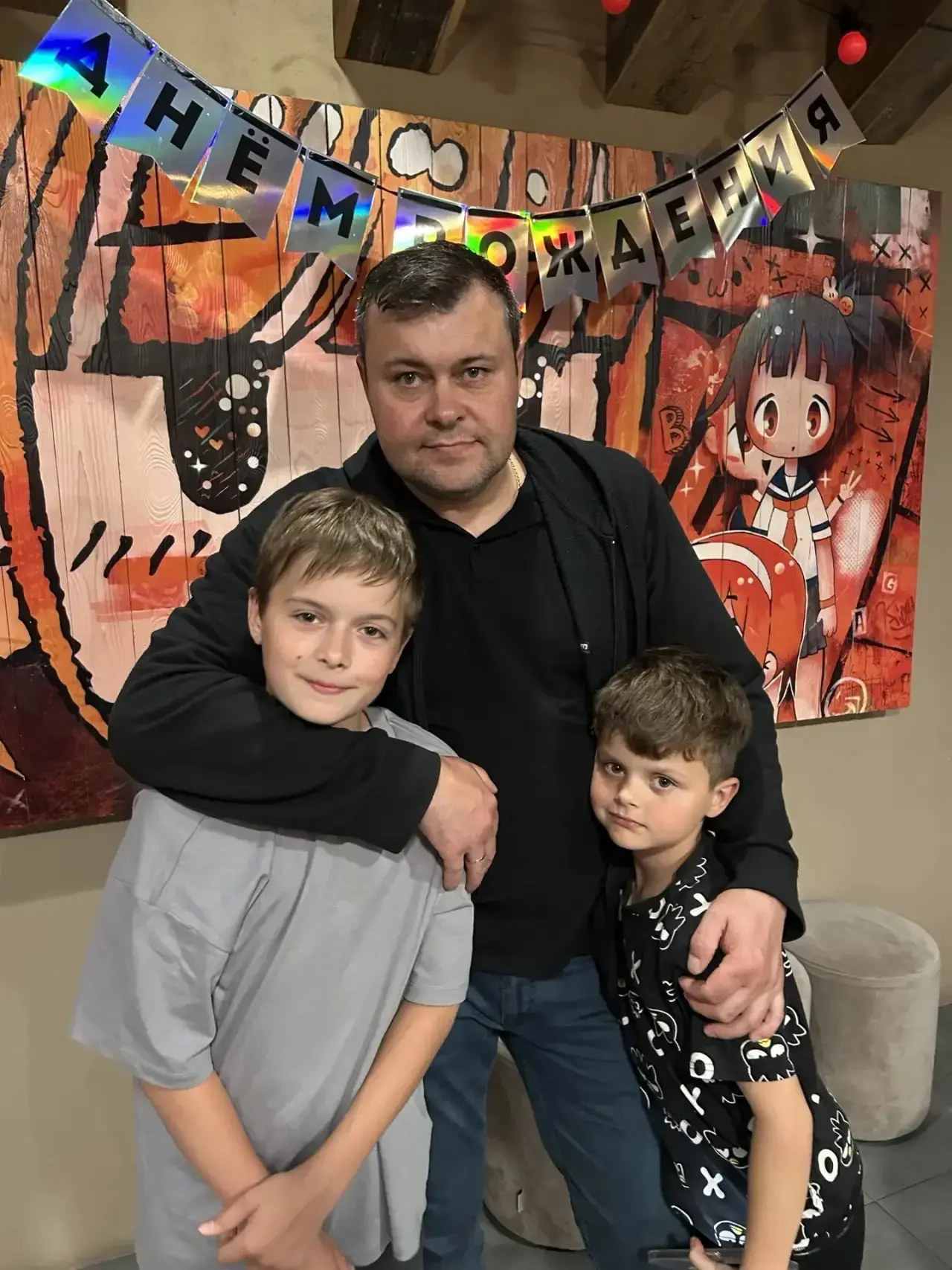 Наш папа веселый, делает лучший шашлык в городе, отличный строитель и хозяйственный. Он...
