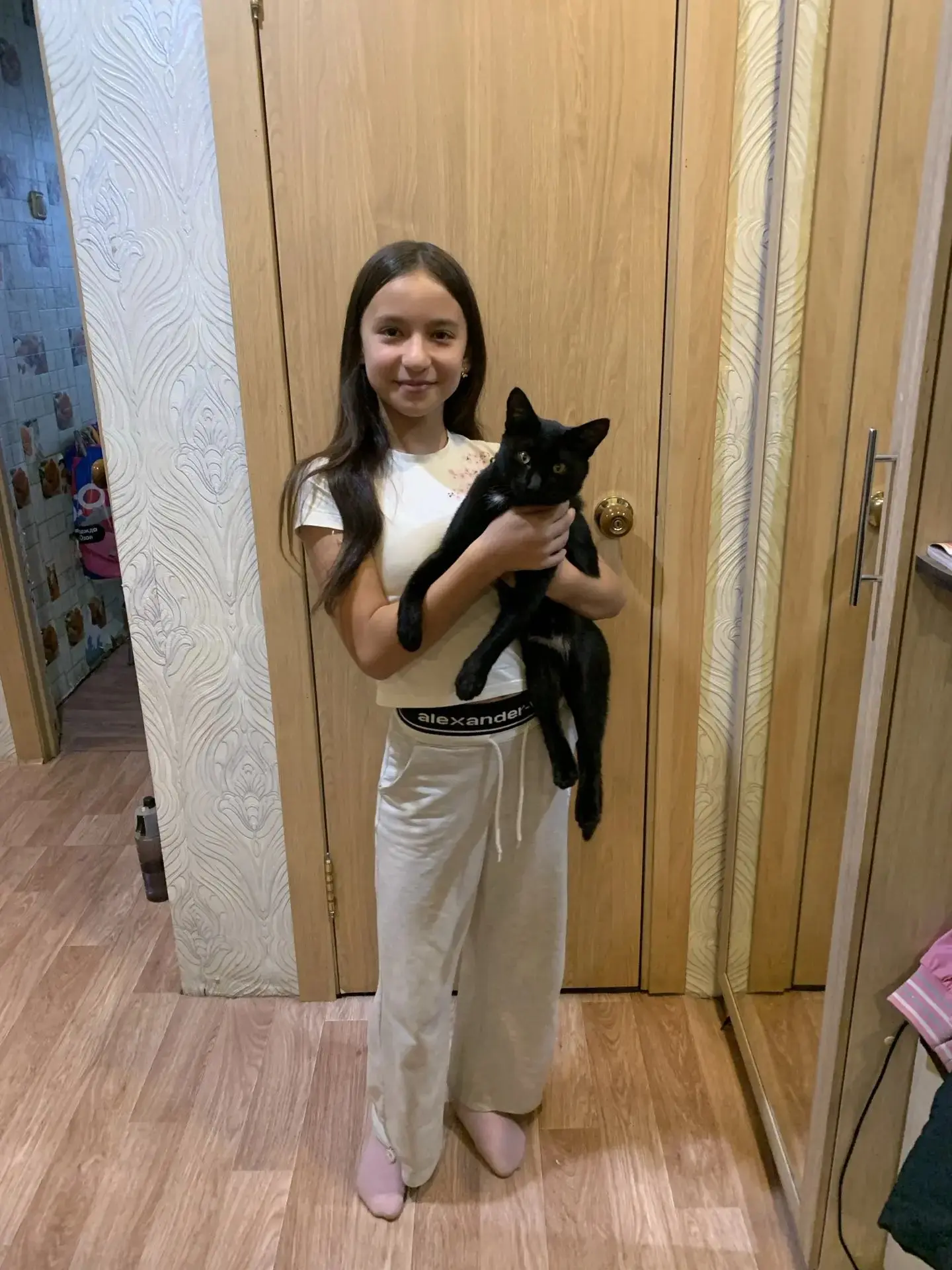 Наша Эсмирочка  со своей любимой кошкой❤