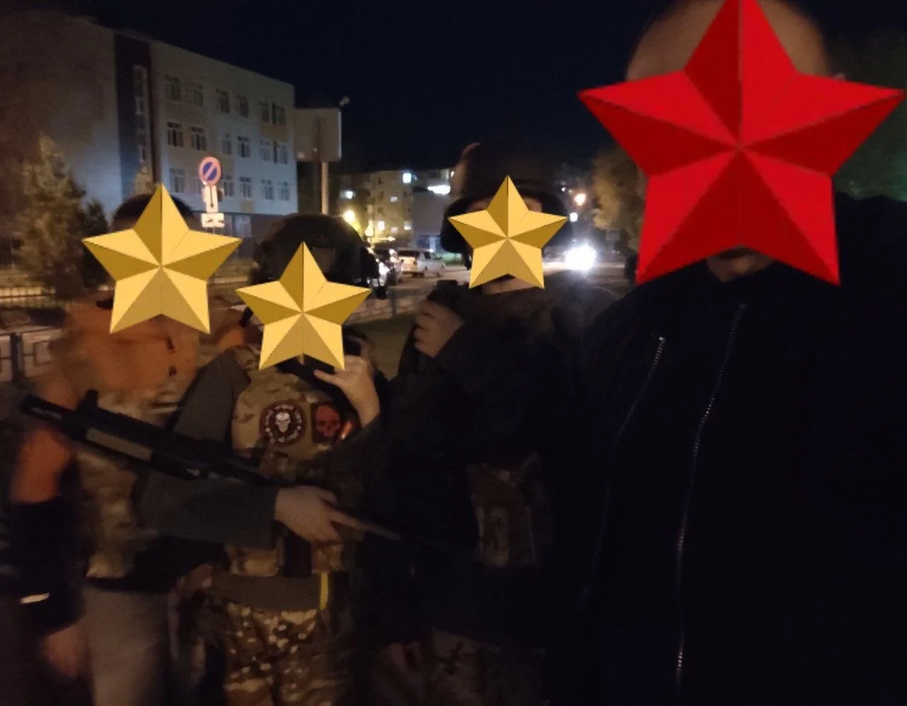 Встретил на улице играющих детей в полной экипировке 💪. Здравая  молодежь