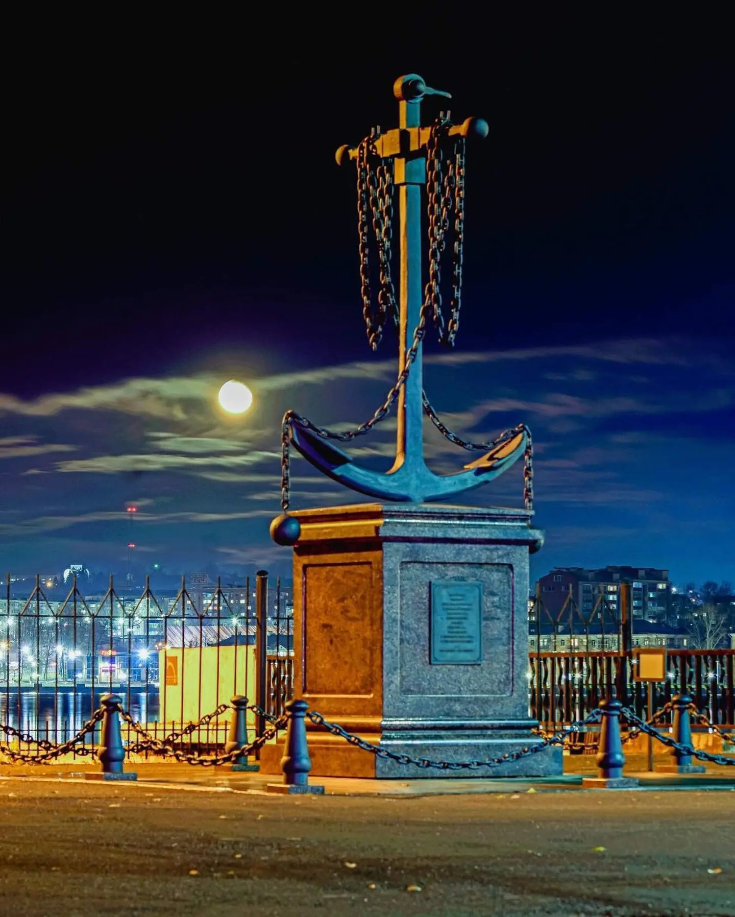 Памятник «Якорь» под лунным небом ⚓️ 🌕
