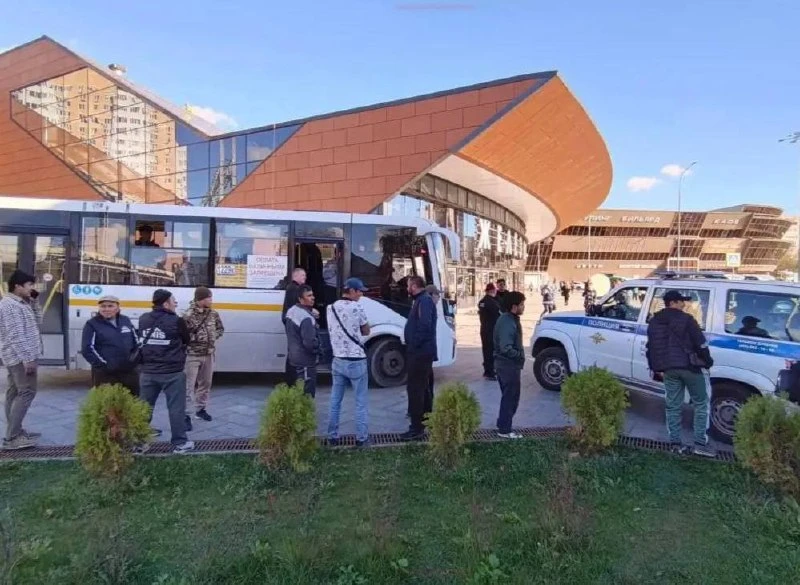 В Подмосковной Балашихе задержали 326 иностранцев во время рейда на стройках и в общест...