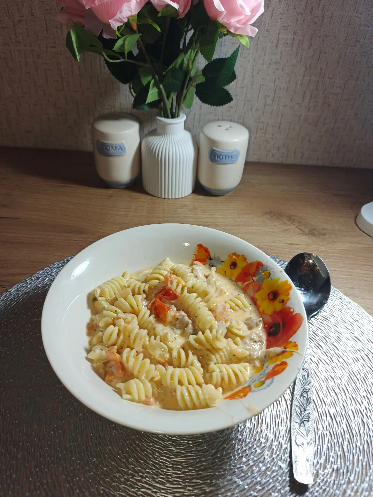 На ужин приготовила сегодня макароны 🍝 с курицей 🐔 в томатно- чесночном соусе 🧄.