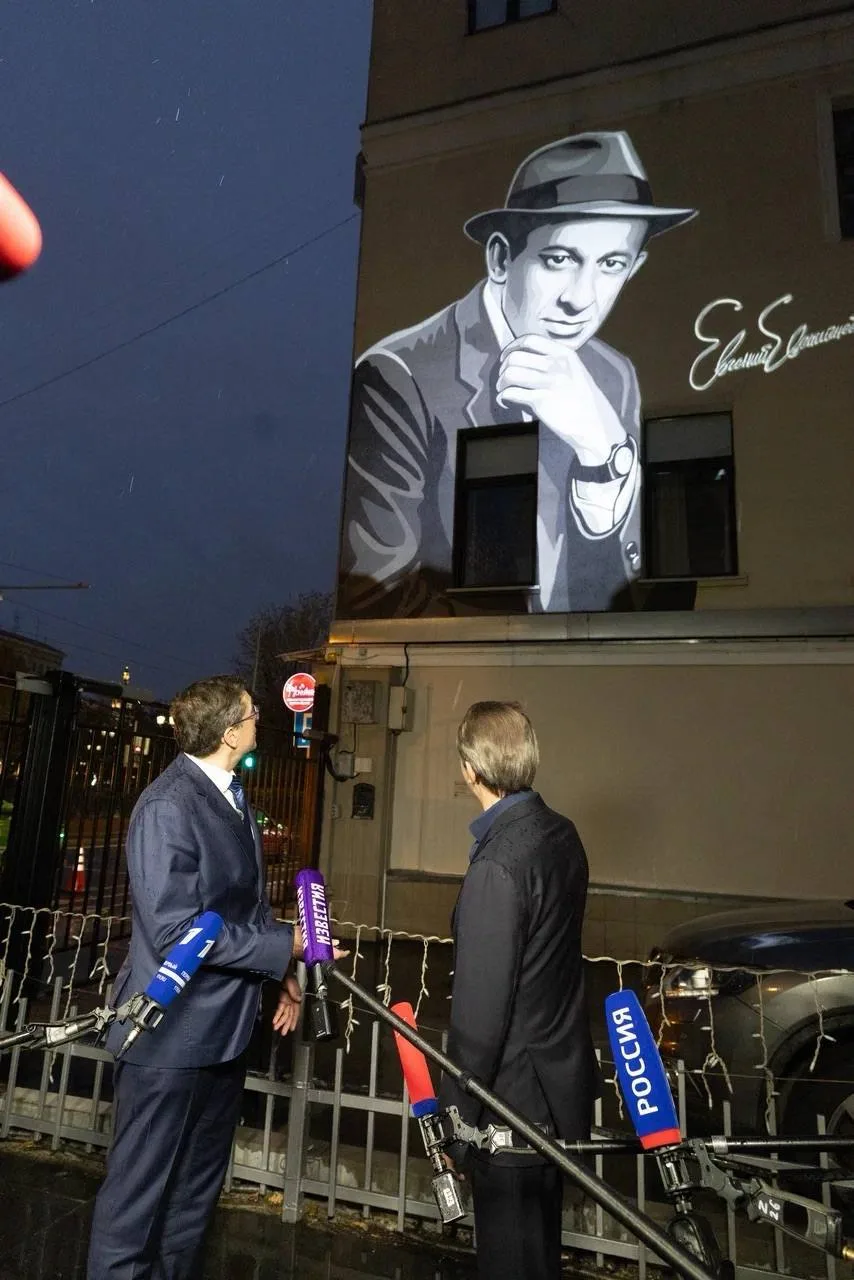 🎨 Мурал к 100-летию Евгения Евстигнеева нарисовали в Москве