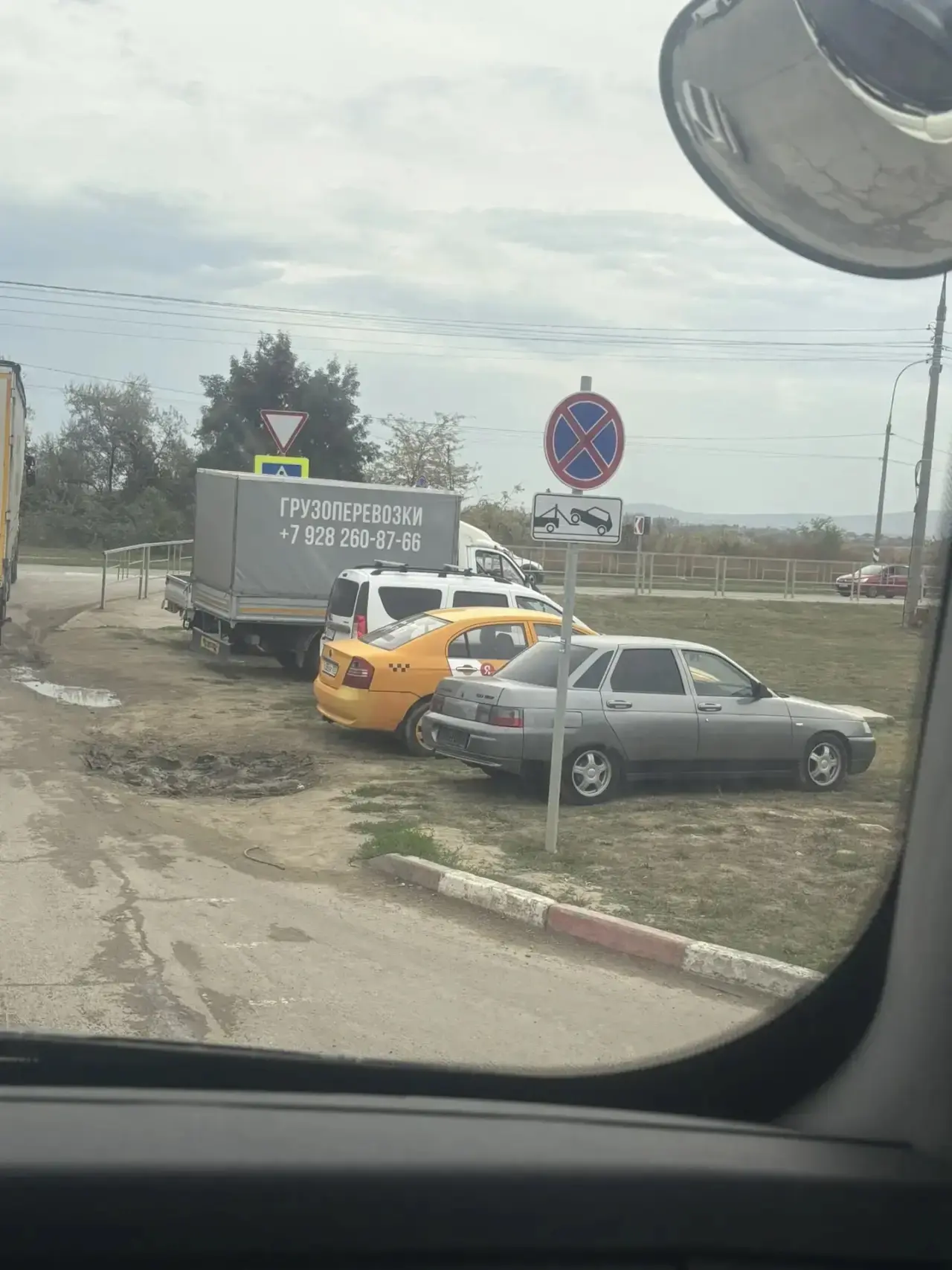 🚗 Парковка на газоне у «Лукойла» на Симферопольском шоссе в Анапе.