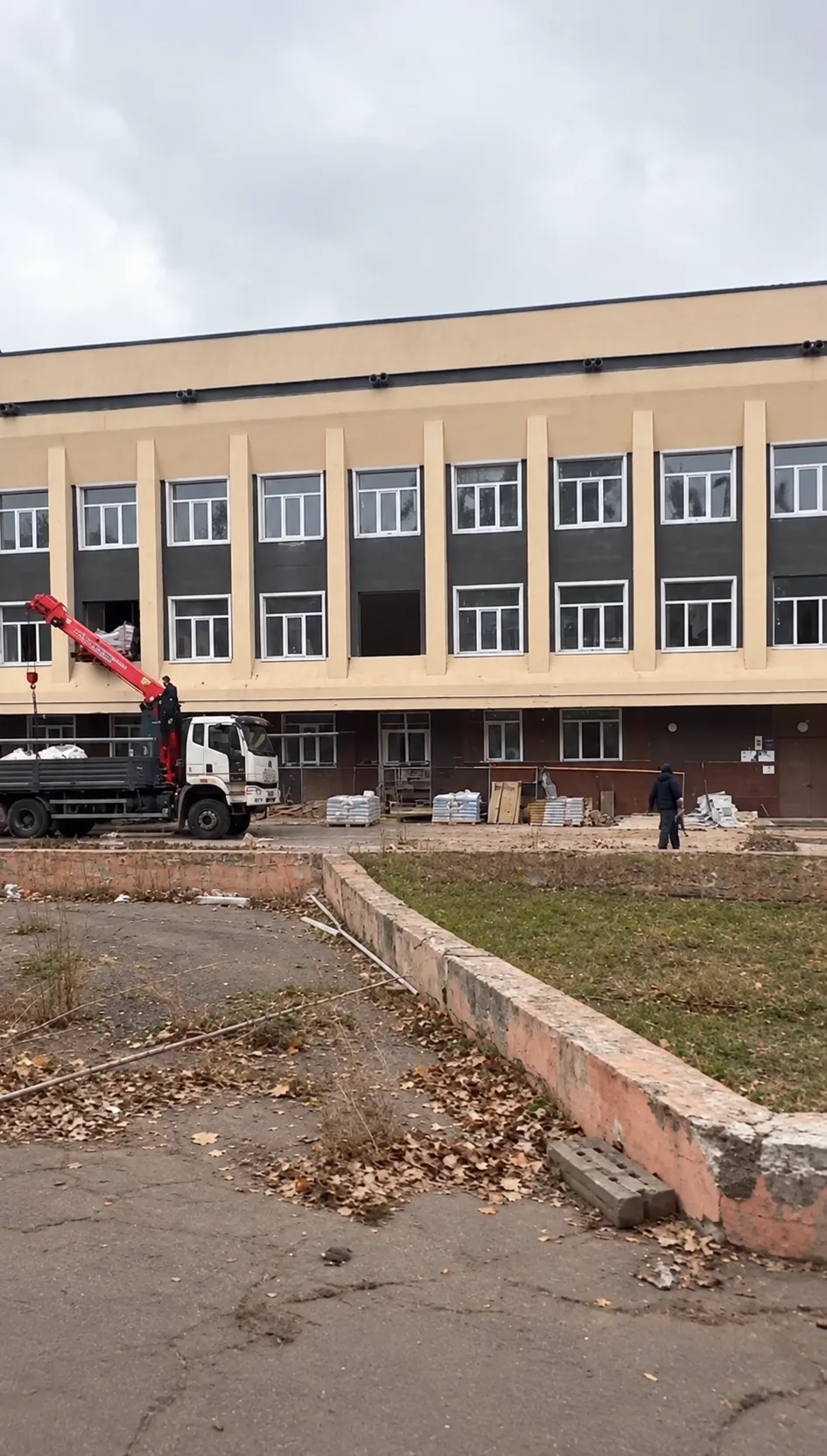 В Макеевке продолжается ремонт Дворца детского творчества