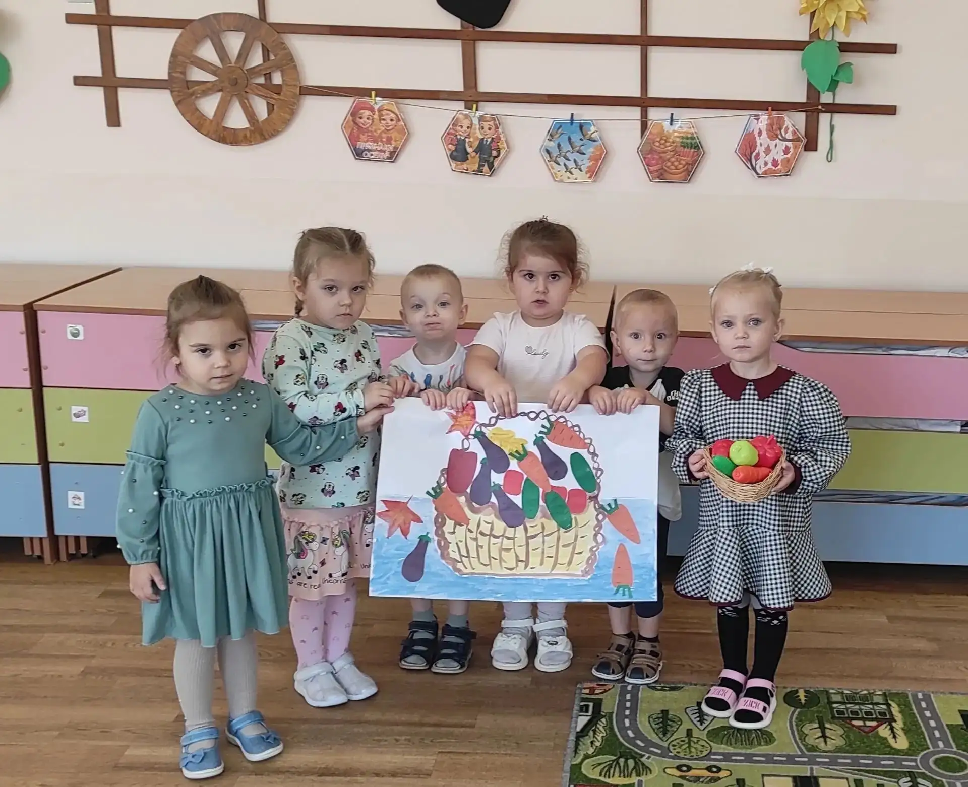 Осень на Кубани богата своим урожаем. Малыши из группы "Одуванчик" сделали коллективную...