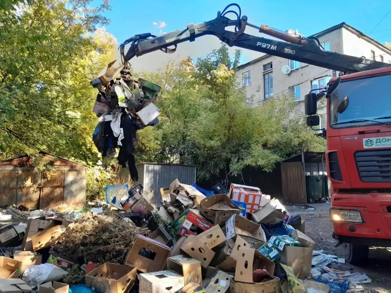 В Макеевке продолжают уборку дворов и вывоз мусора