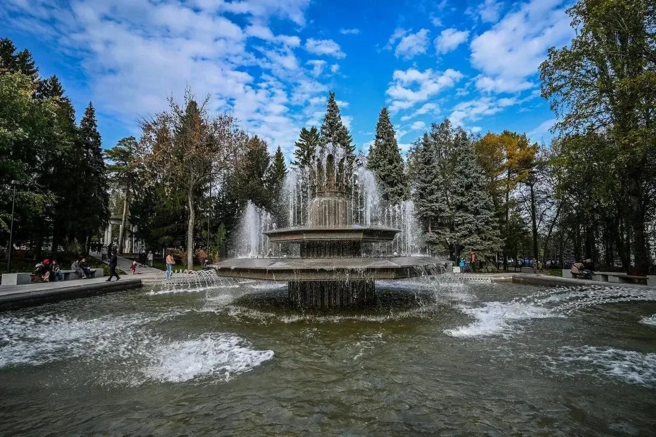 В уфимском парке имени В. И. Ленина после реконструкции работают два обновлённых фонтан...