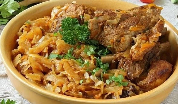 ТУШЕНАЯ КАПУСТА СО СВИНЫМИ РЕБРЫШКАМИ