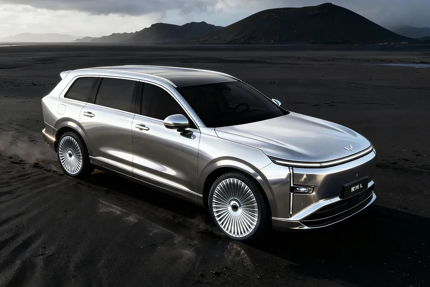 В Китае представлена спецверсия Wuling Starlight L Silver Edition: кроссовер получил ун...