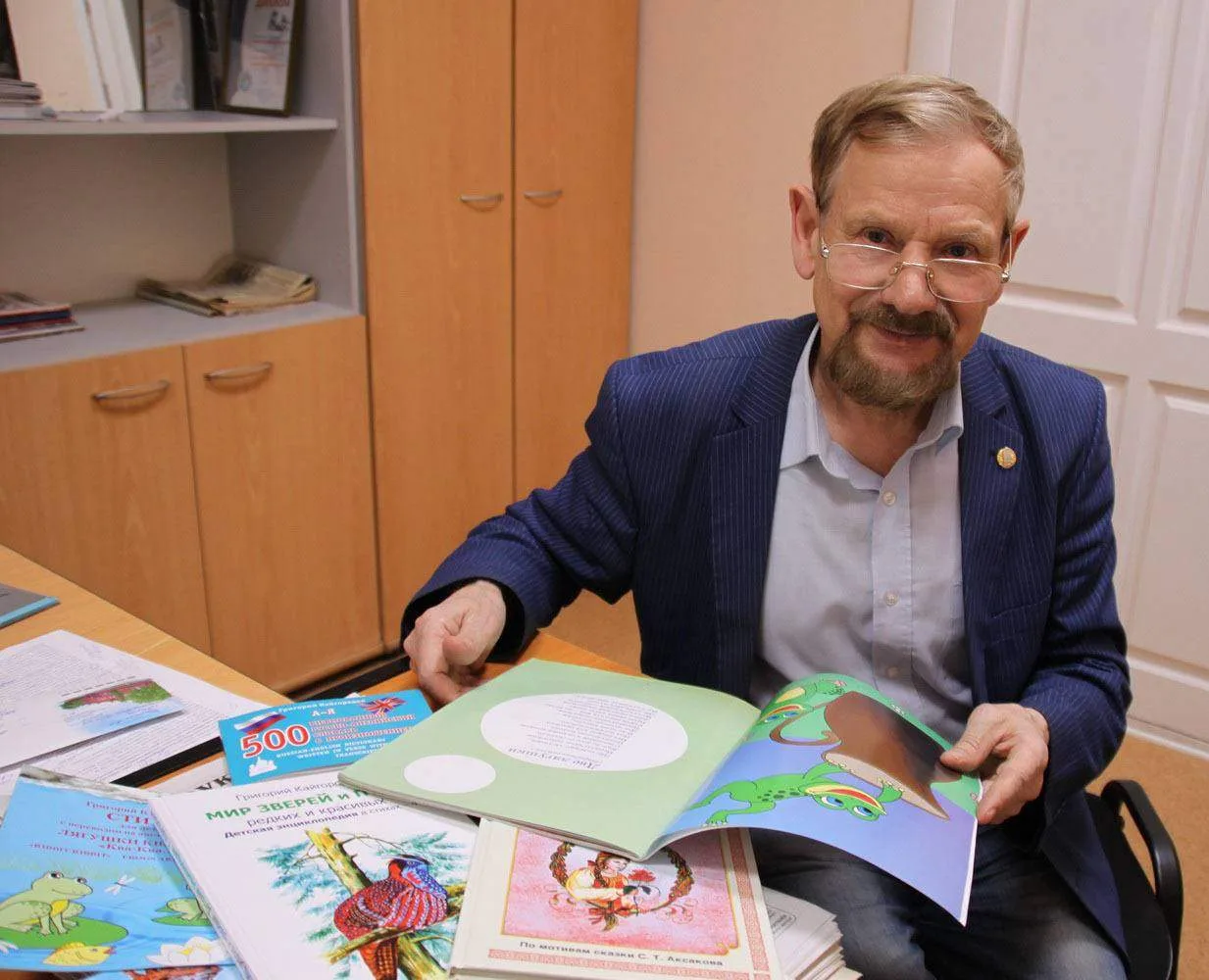 🥺 В Тюмени известный писатель продает книги на улице