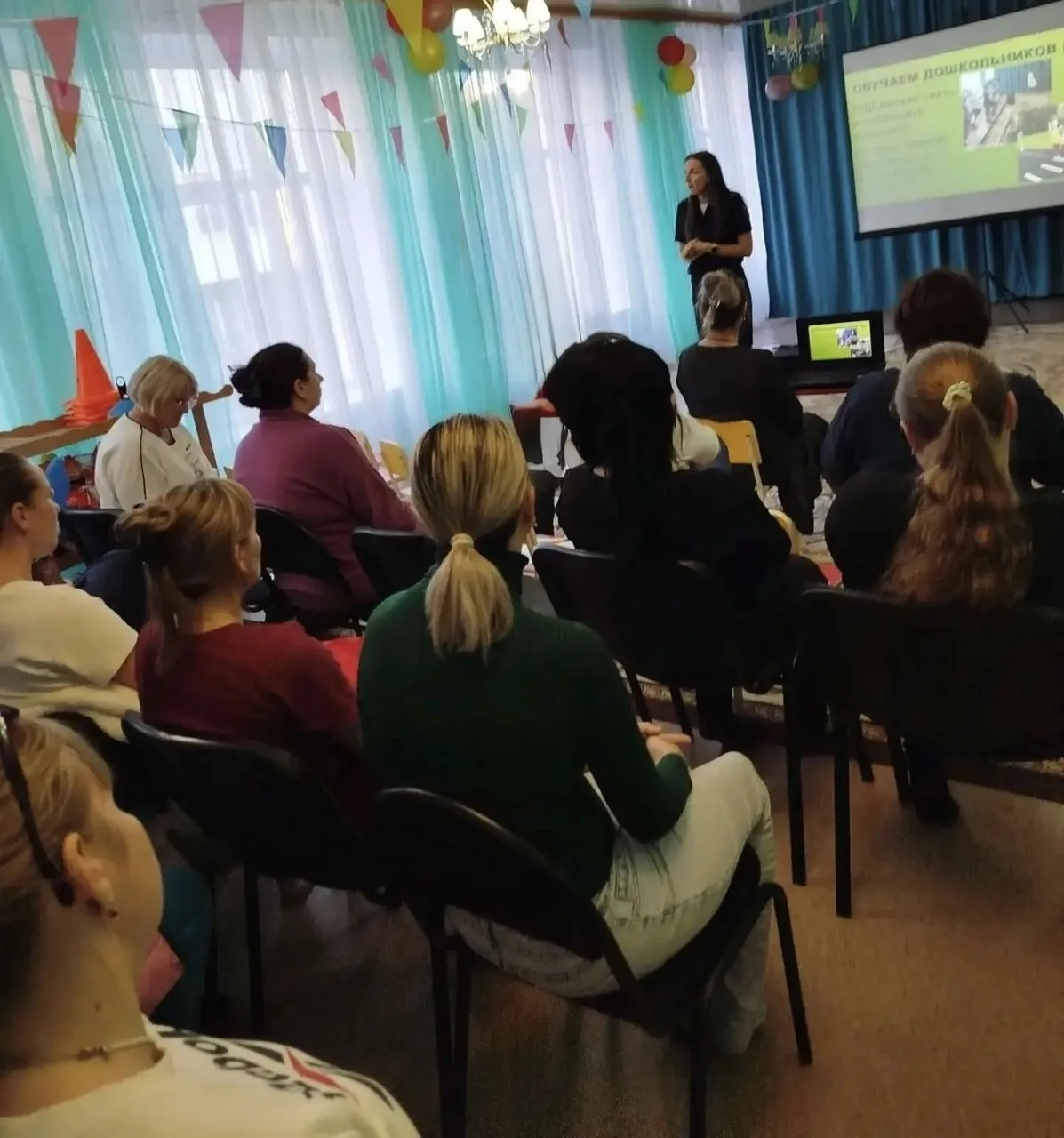 Сотрудники Госавтоинспекции Новокузнецка продолжают посещать родительские собрания.