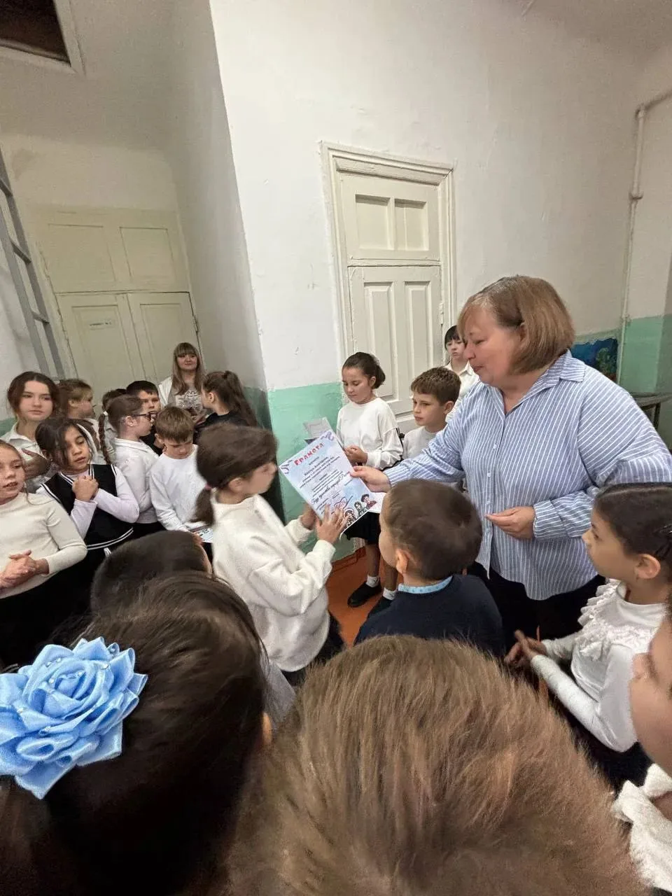 🍁Активисты 8б класса провели линейку для учеников начальной школы. Тематическая пятими...